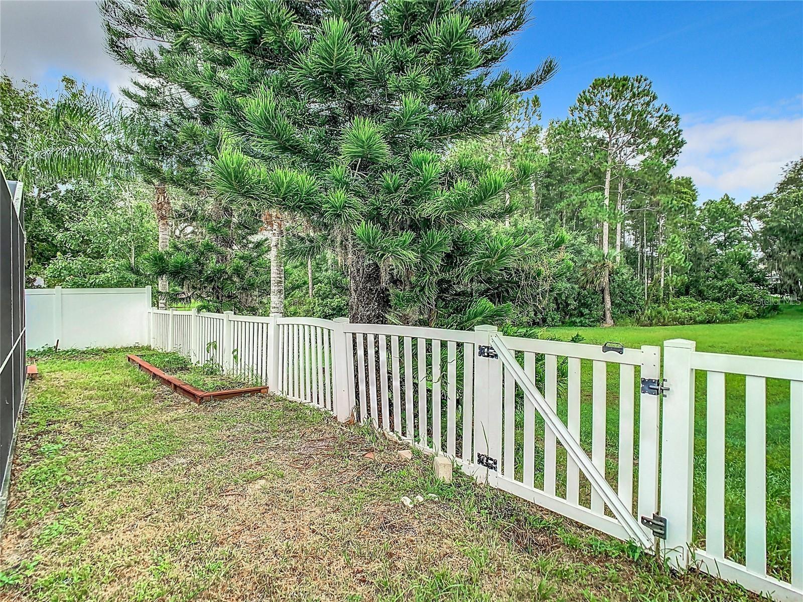 7823 FLORADORA DR — photo 38