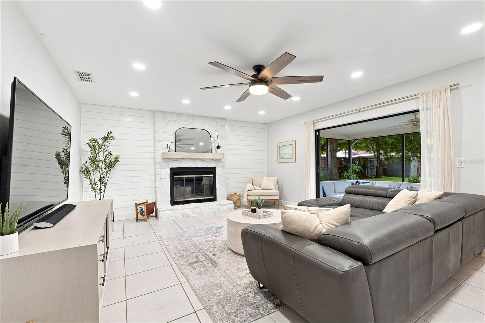 1683 OAK PL — photo 14