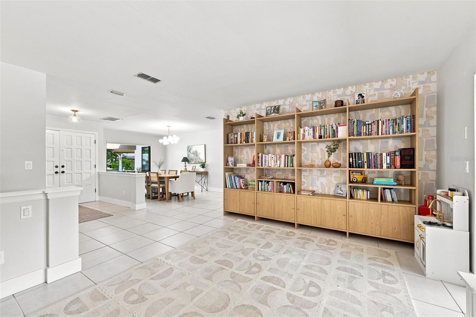 1683 OAK PL — photo 10