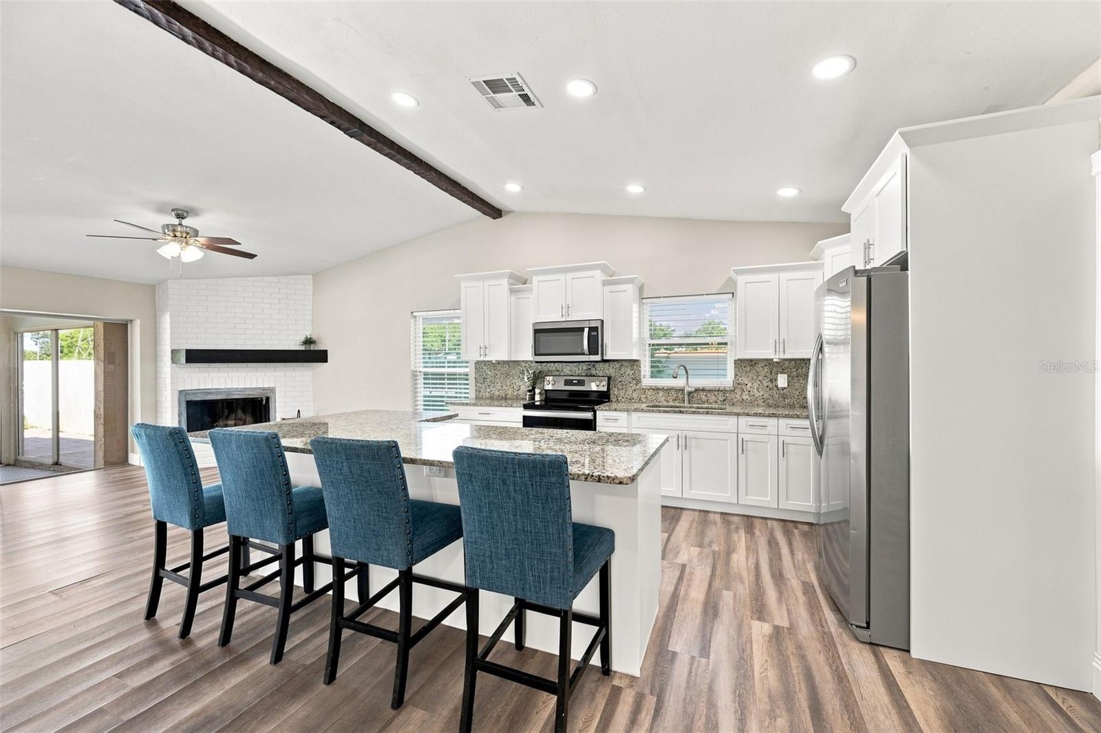 3276 FOX HILL DR — photo 3