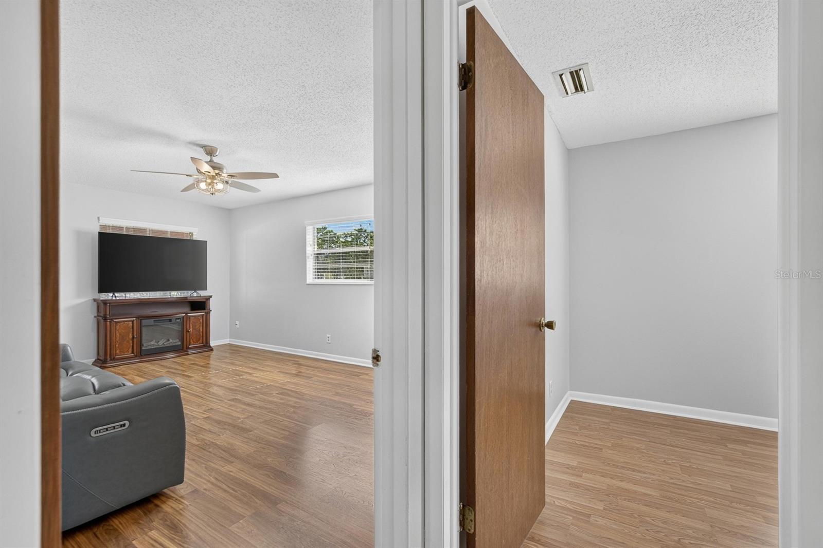 403 ALMA DR — photo 36