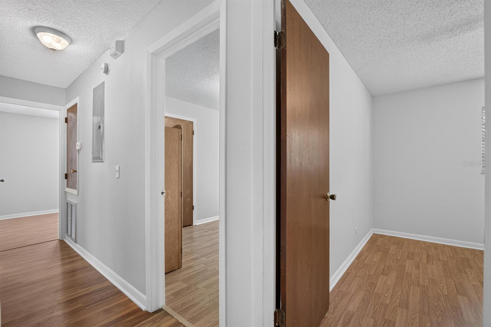 403 ALMA DR — photo 37