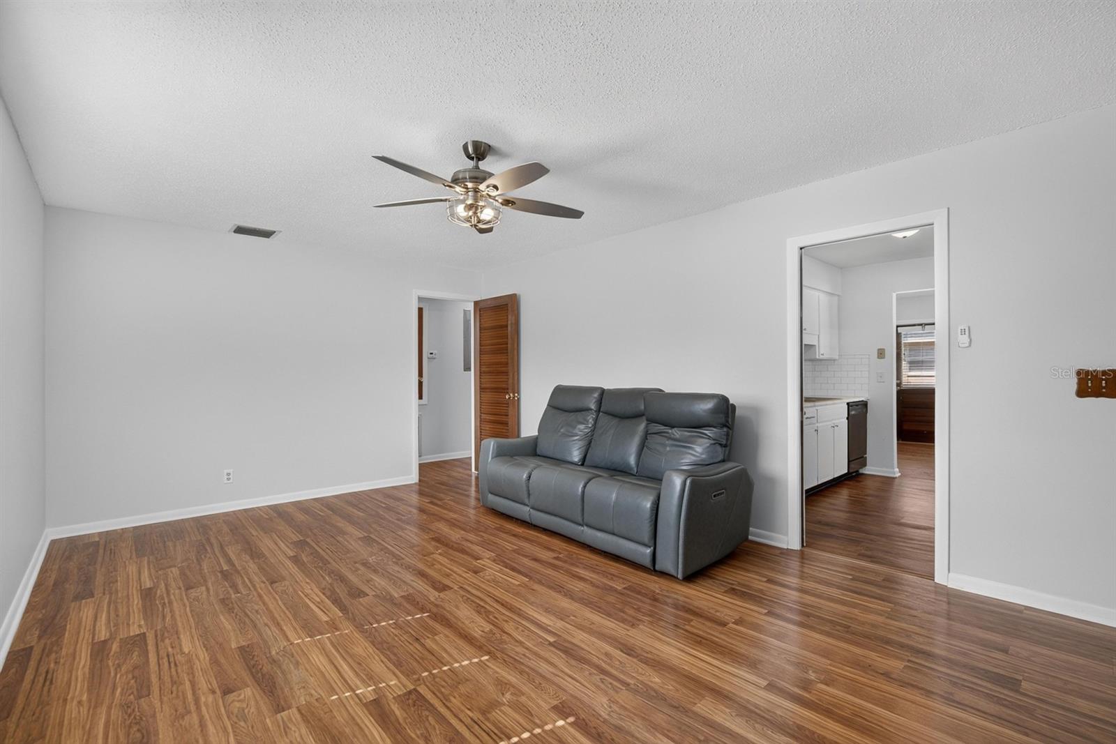 403 ALMA DR — photo 8