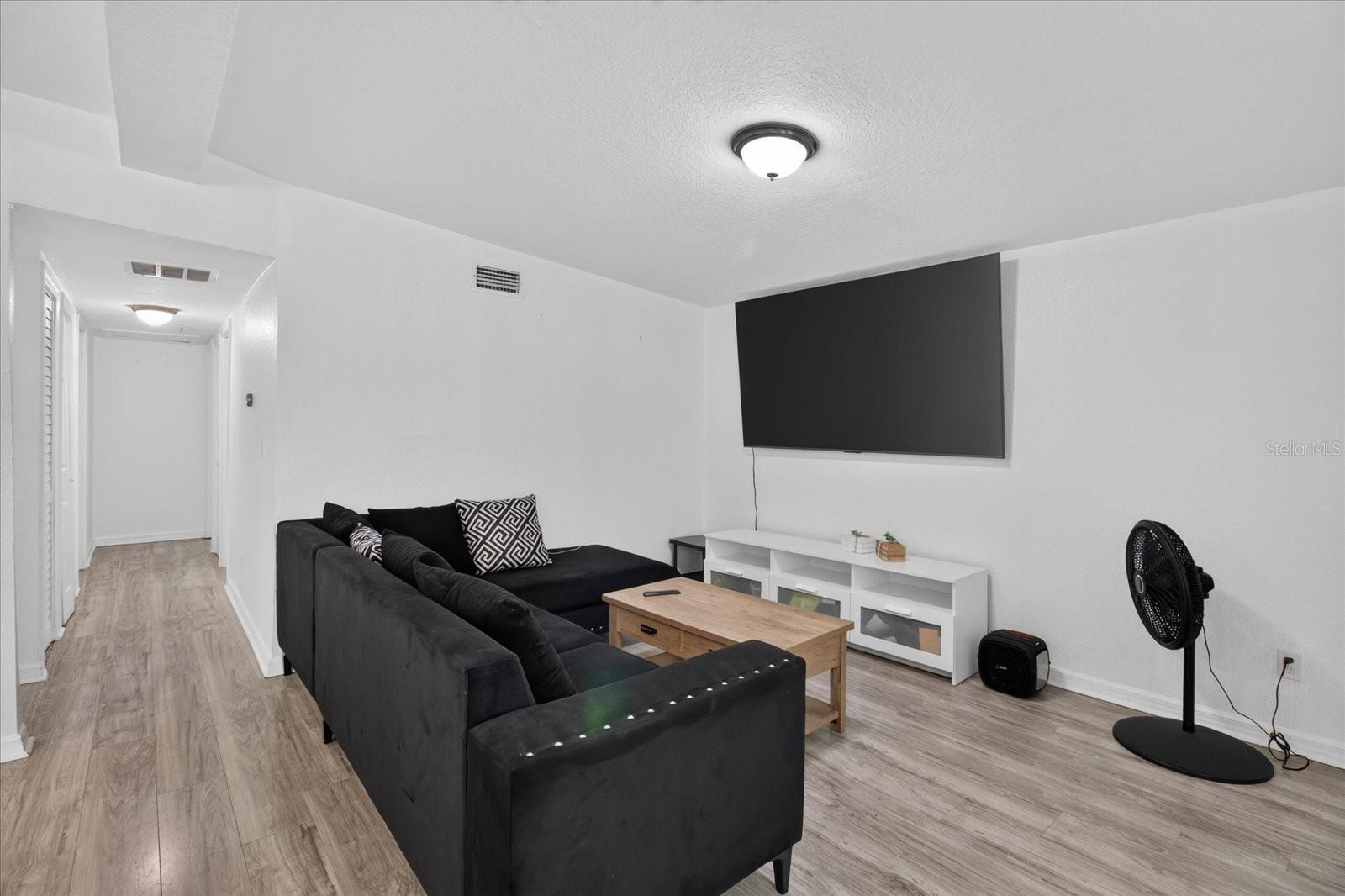 10905 N 22ND ST — photo 10