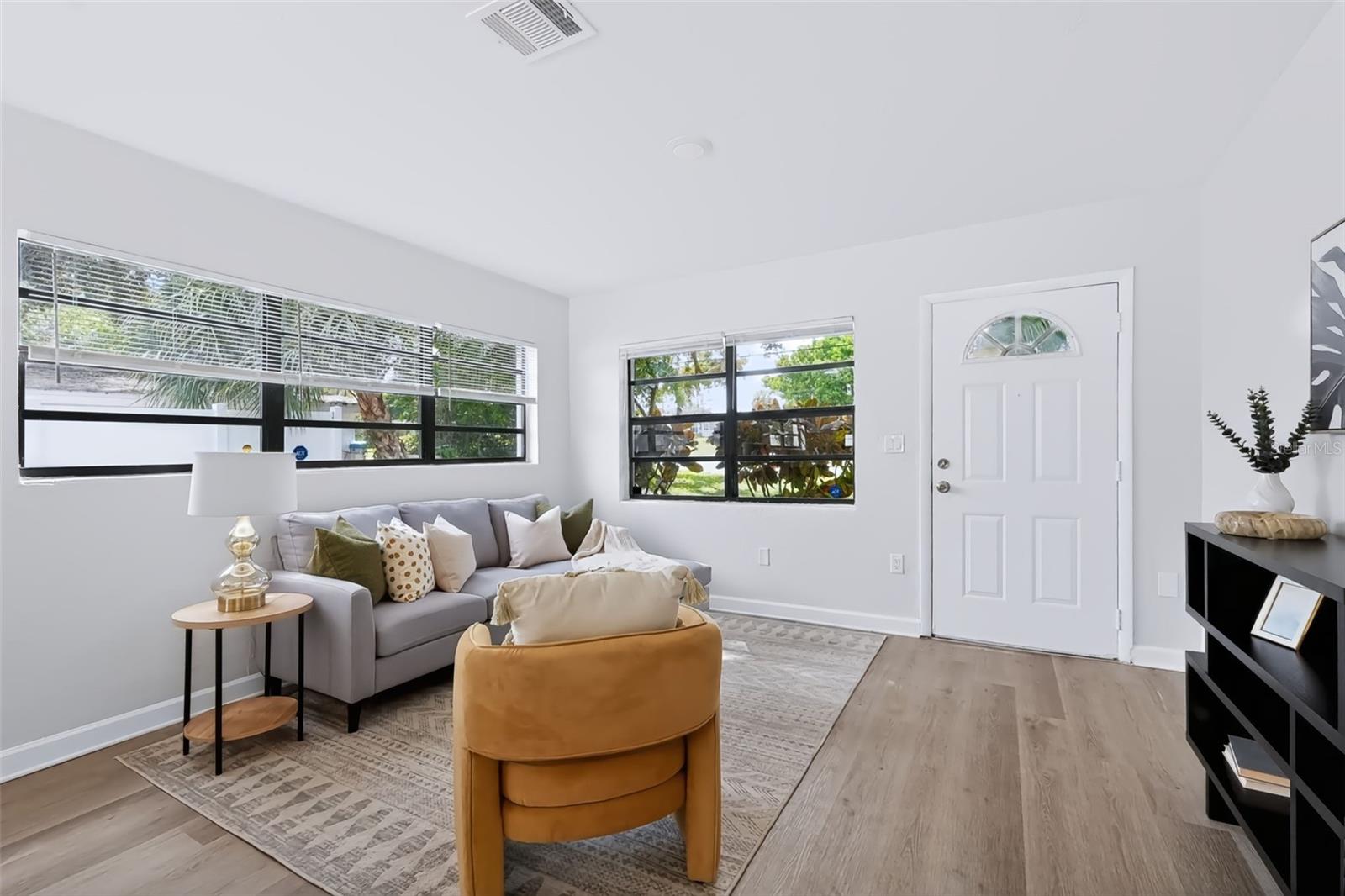 327 BARBARA CIR — photo 8