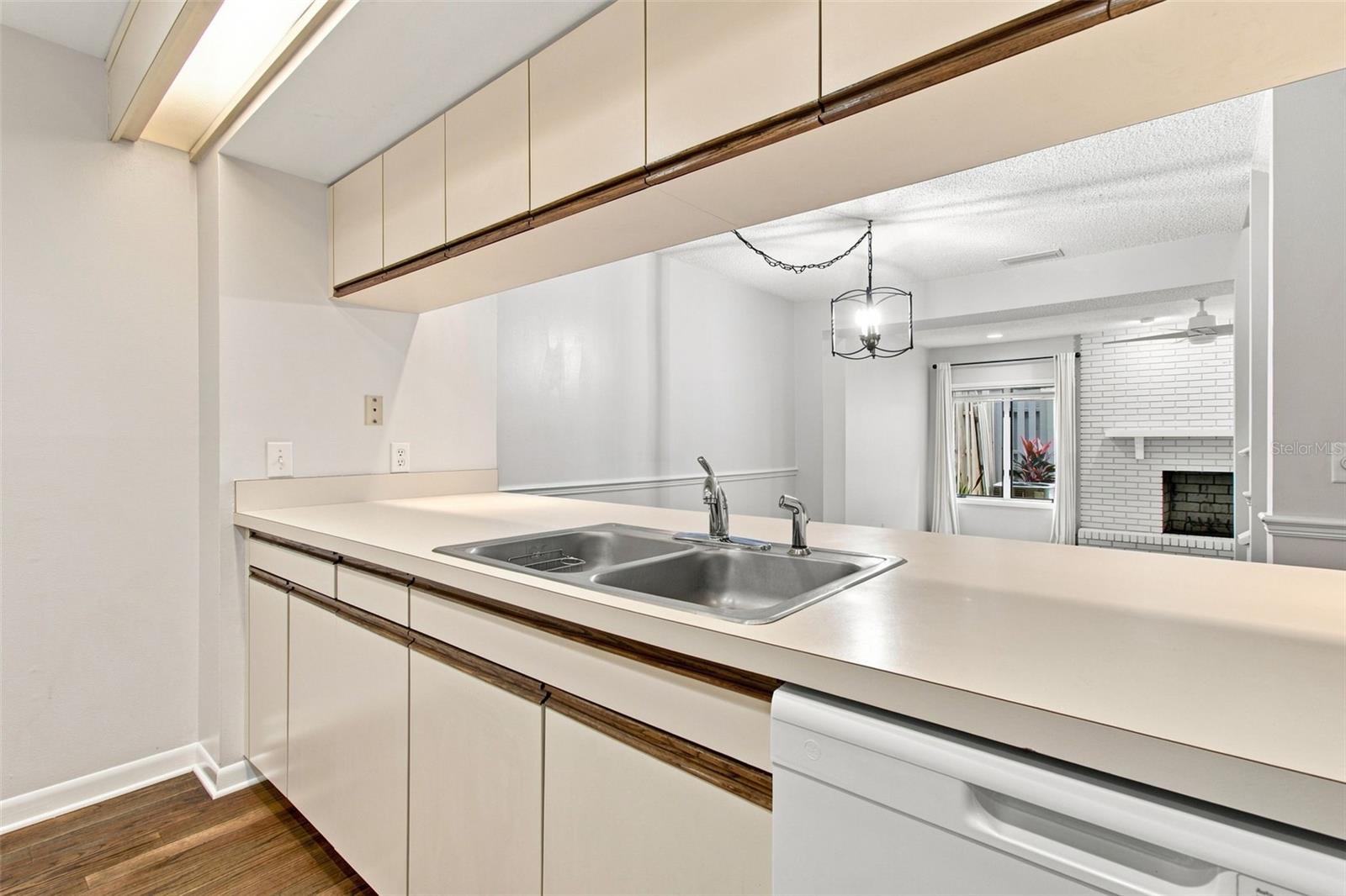 2530 W MARYLAND AVE #C — photo 22