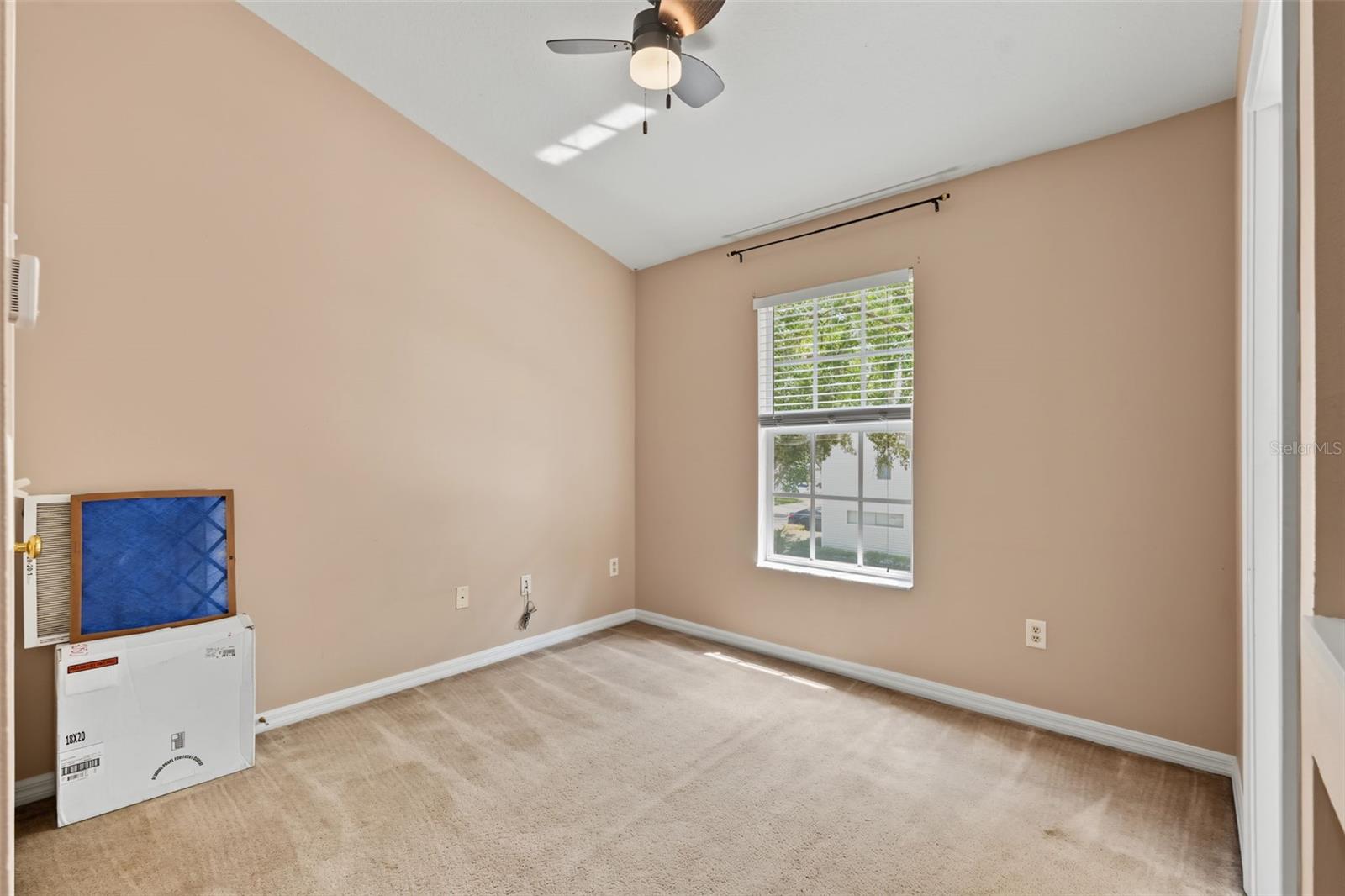 150 SAWTOOTH DR — photo 32