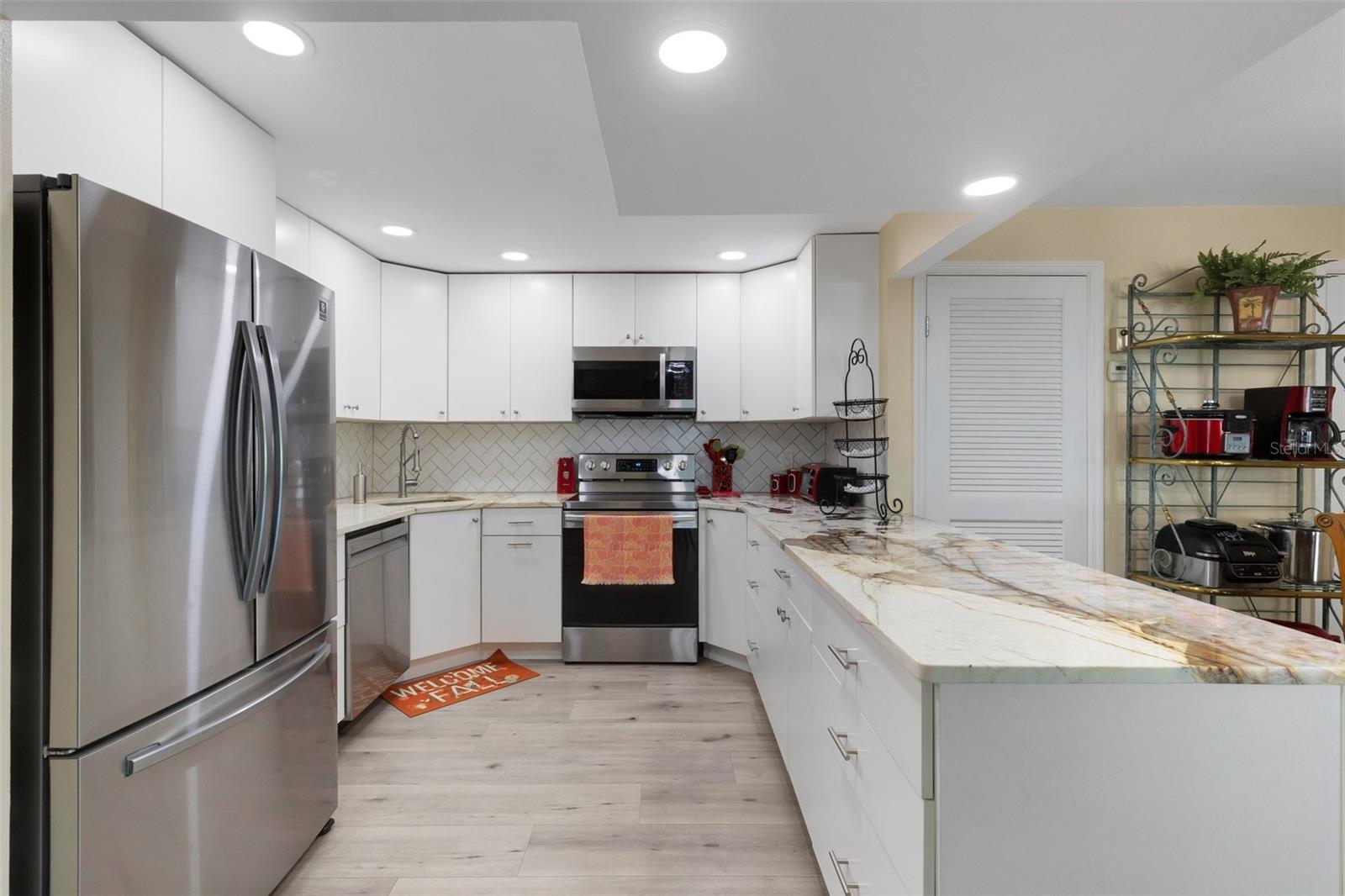 112 ELMWOOD CIR #112 — photo 9