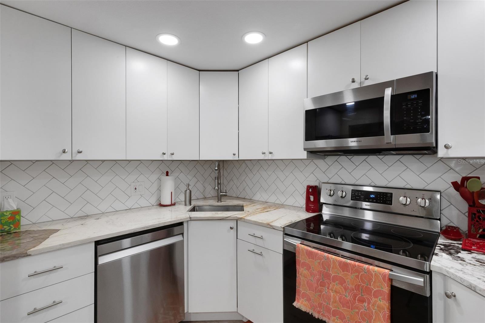 112 ELMWOOD CIR #112 — photo 10