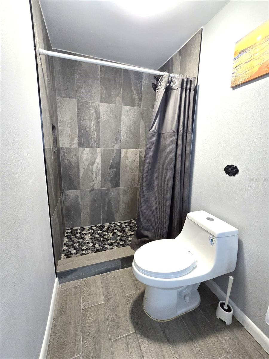 111 OAK LEE DR — photo 10