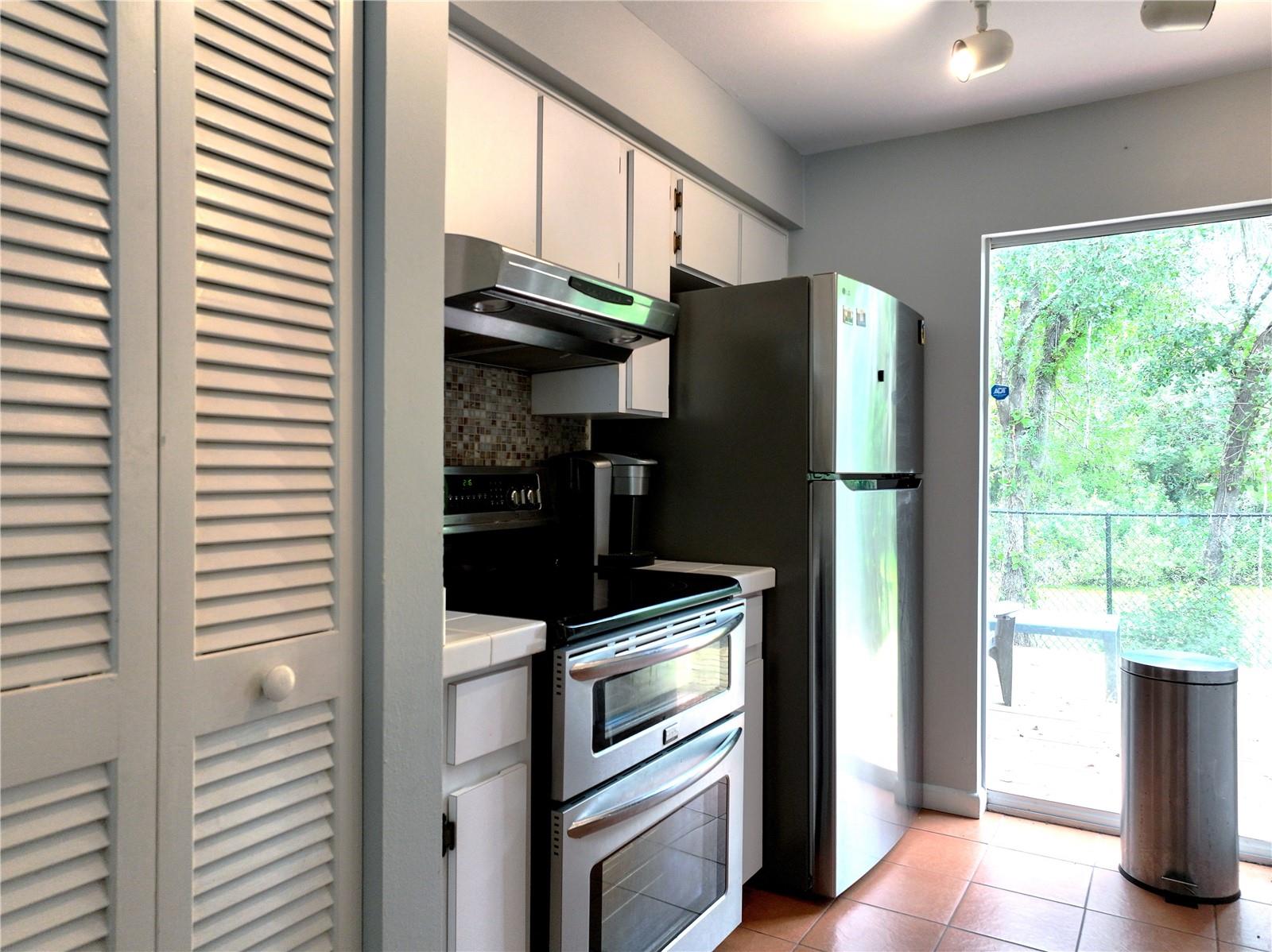 111 OAK LEE DR — photo 13