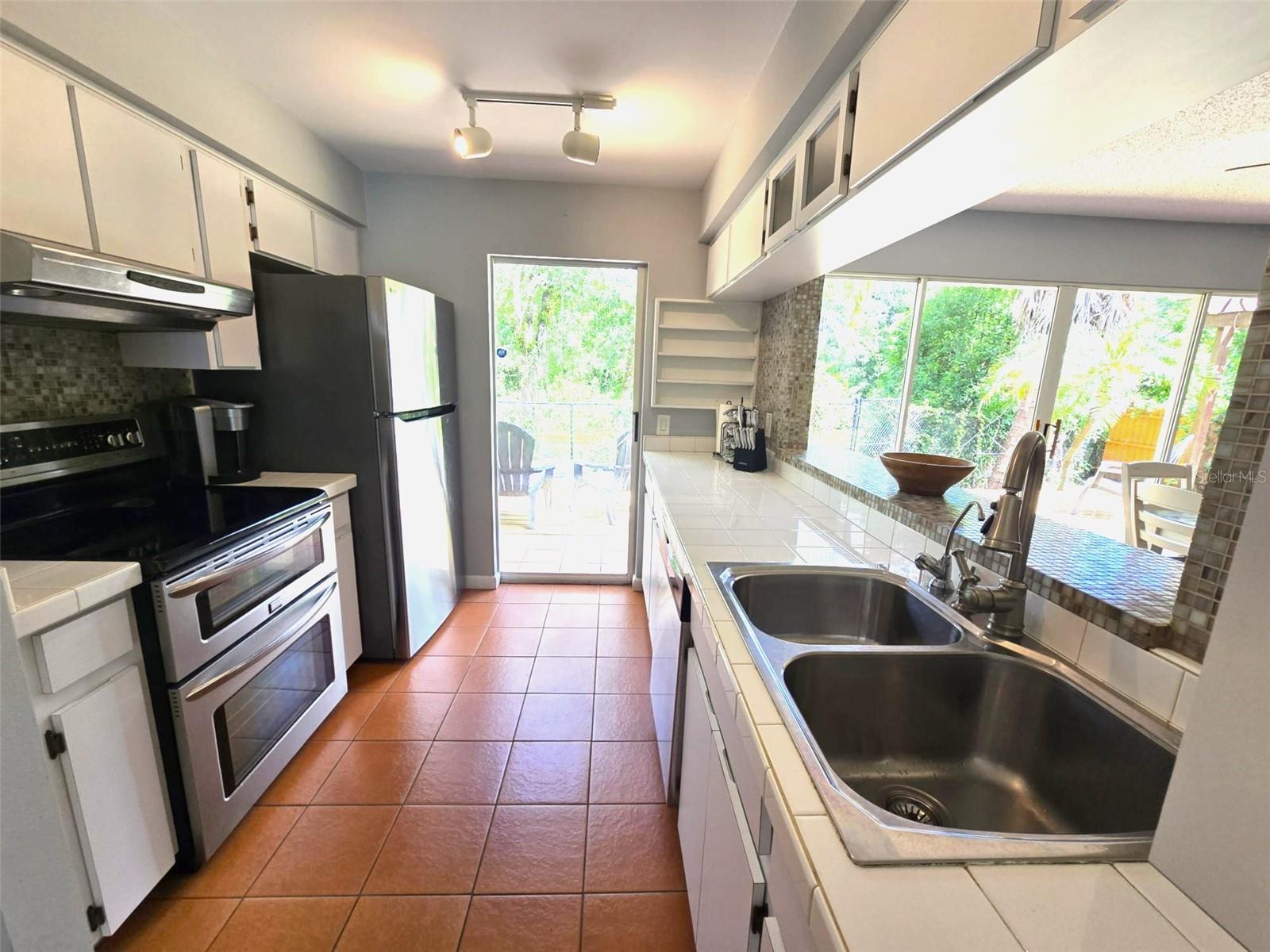 111 OAK LEE DR — photo 12