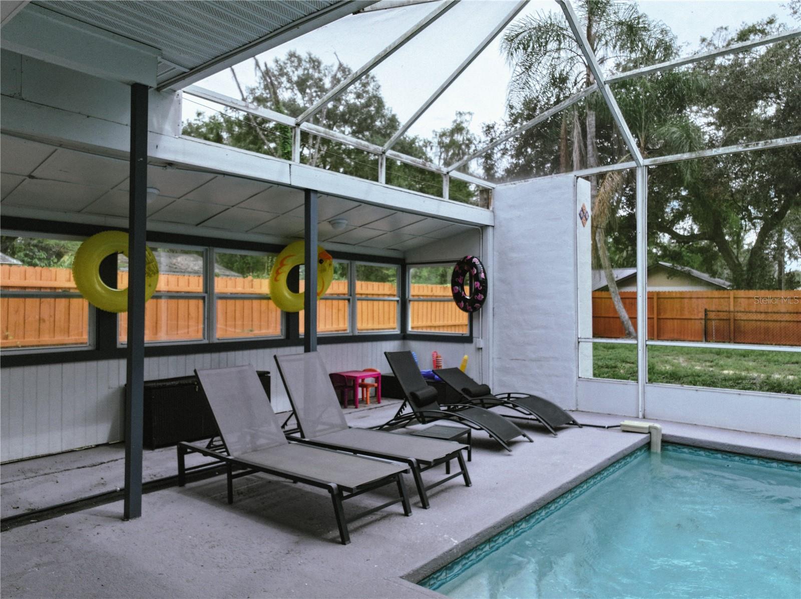 111 OAK LEE DR — photo 24