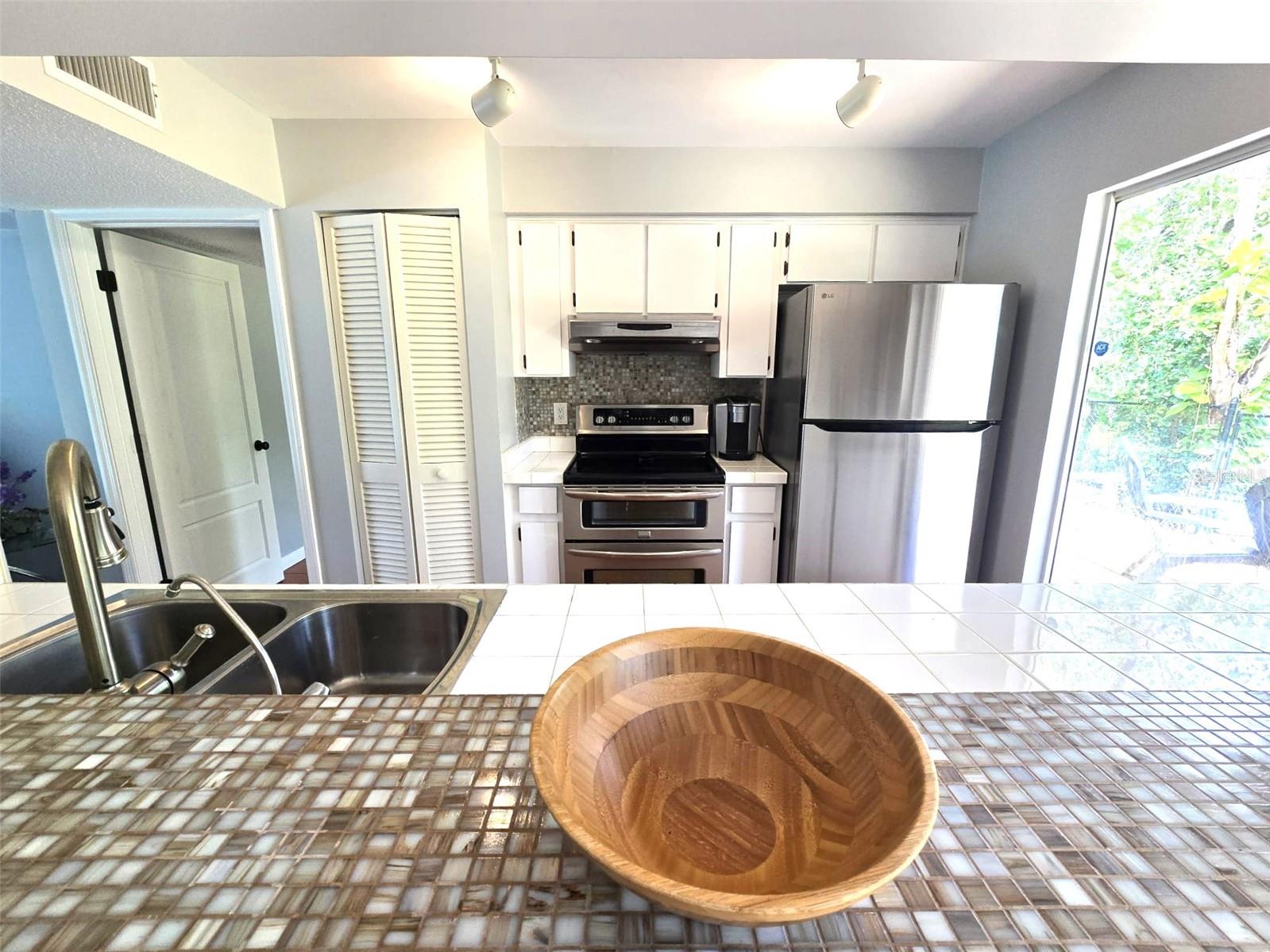 111 OAK LEE DR — photo 14