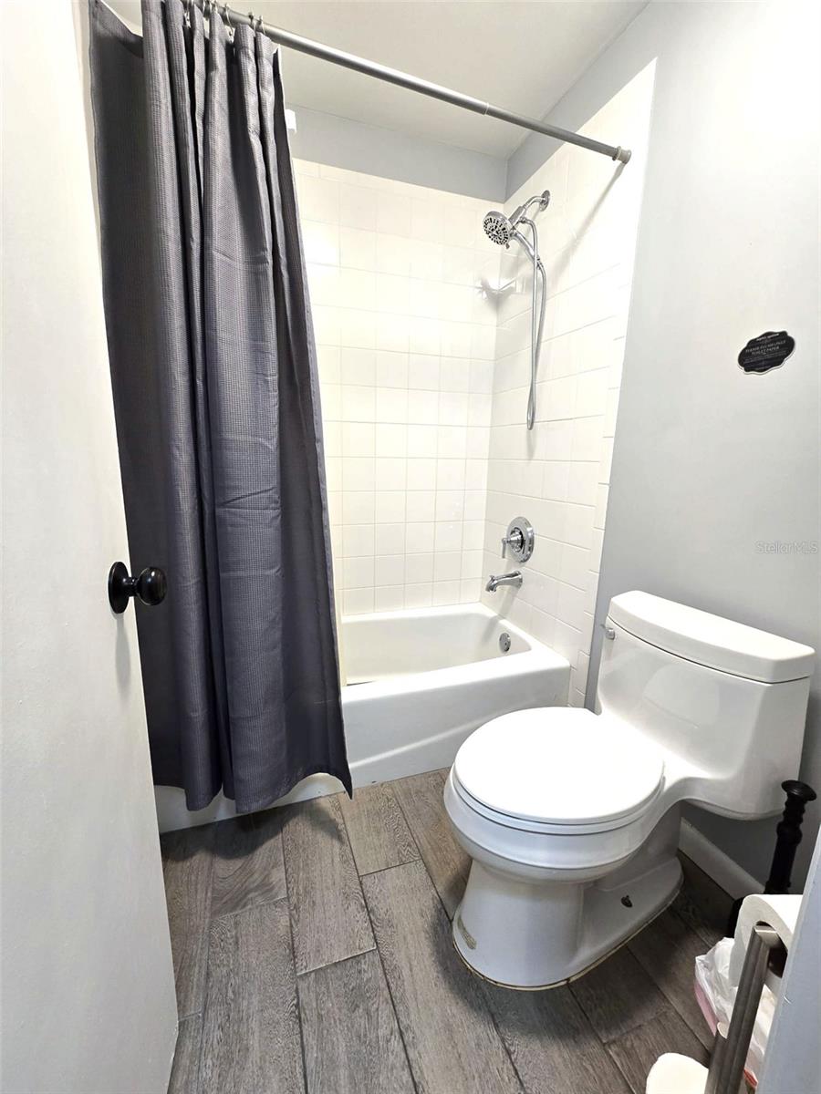 111 OAK LEE DR — photo 17