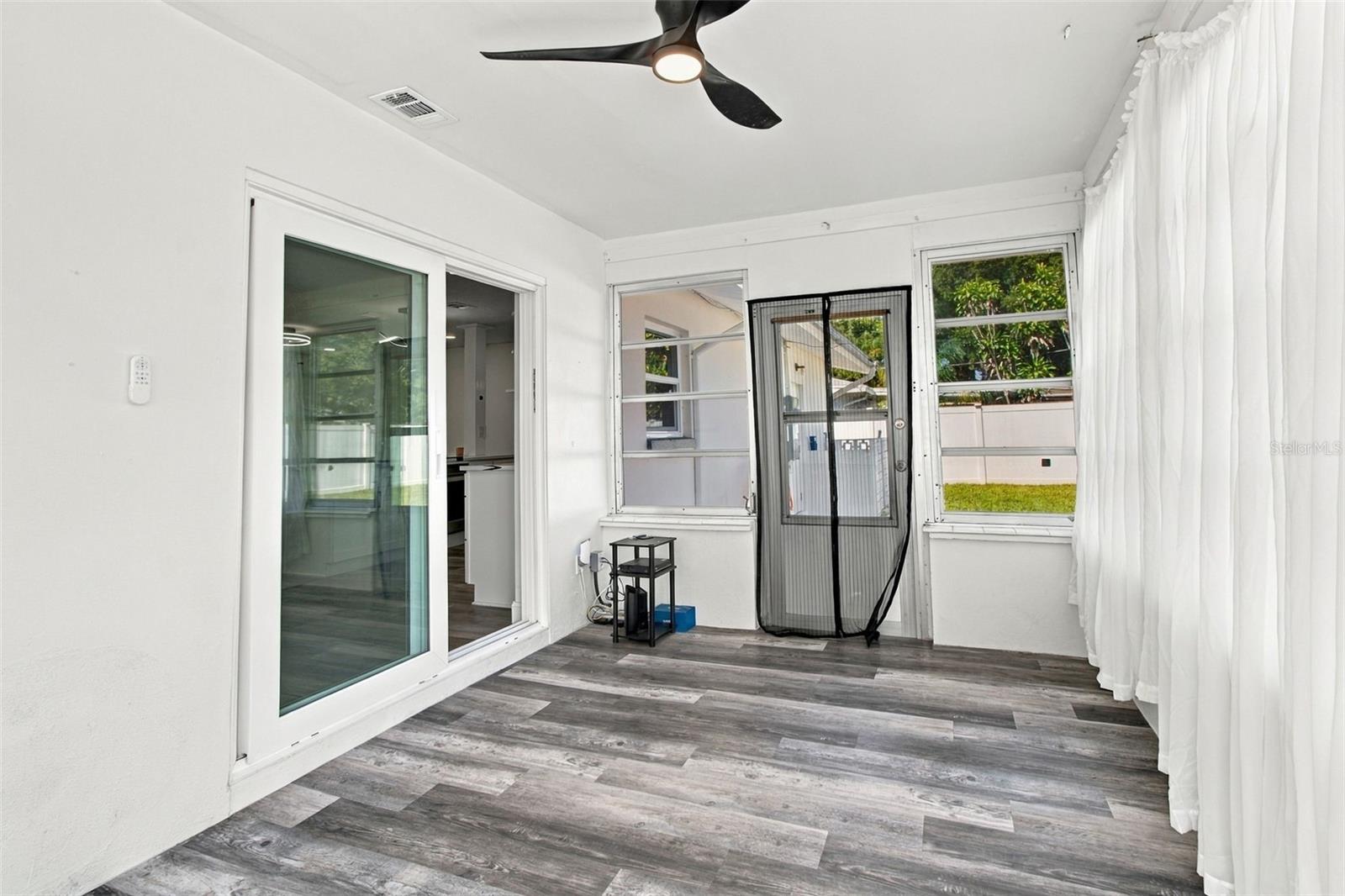 936 LYNDHURST ST — photo 31