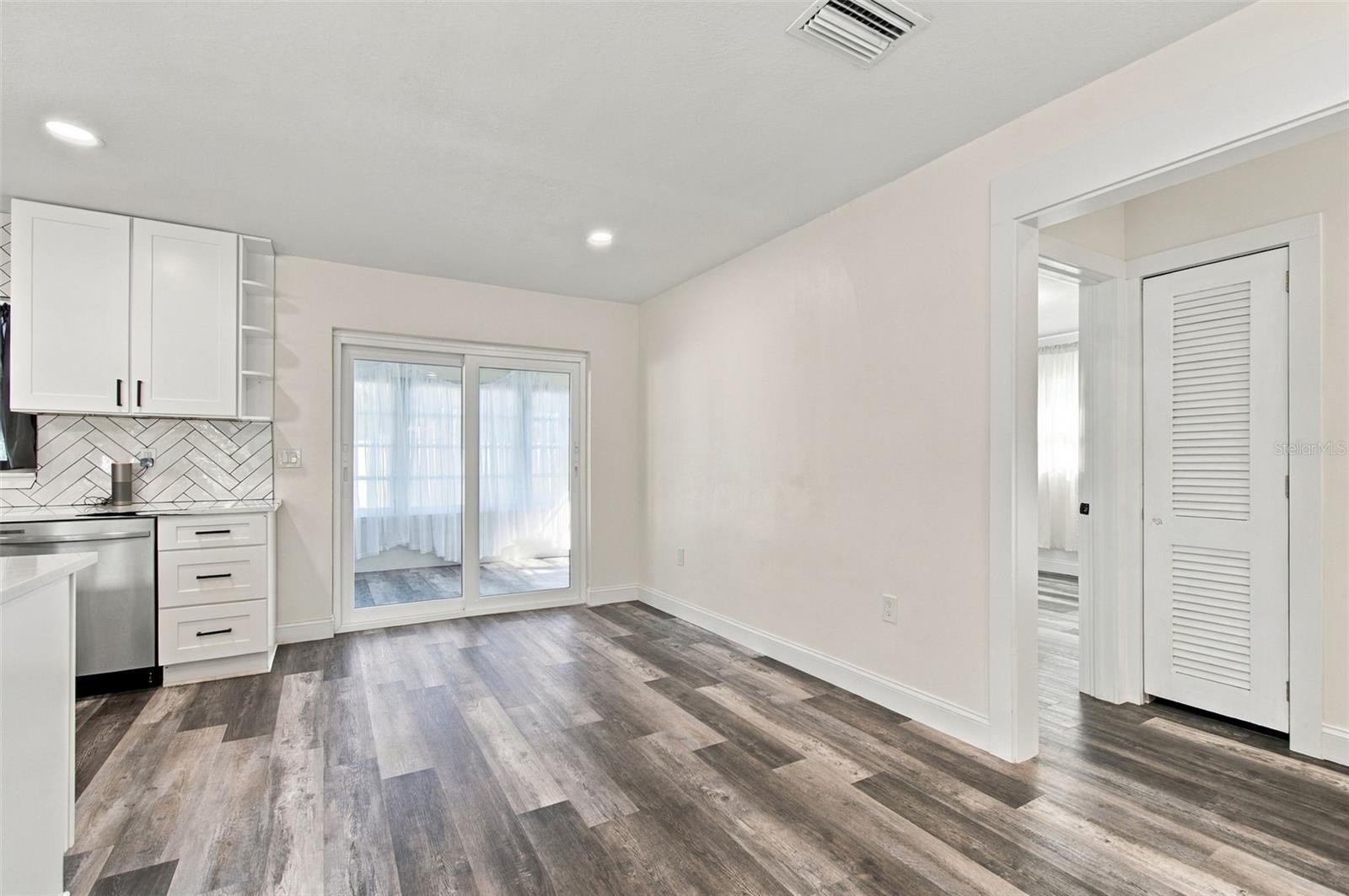 936 LYNDHURST ST — photo 27