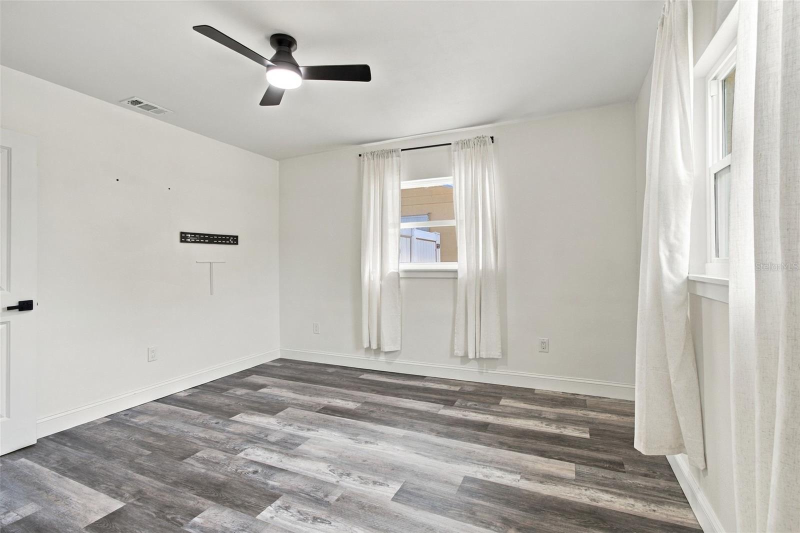 936 LYNDHURST ST — photo 43