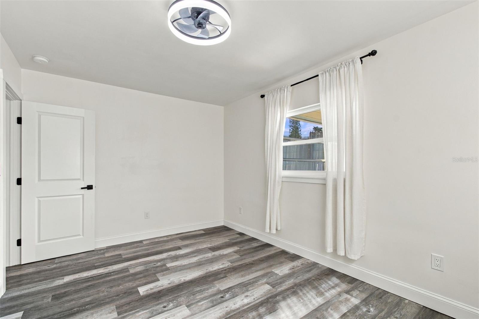 936 LYNDHURST ST — photo 35