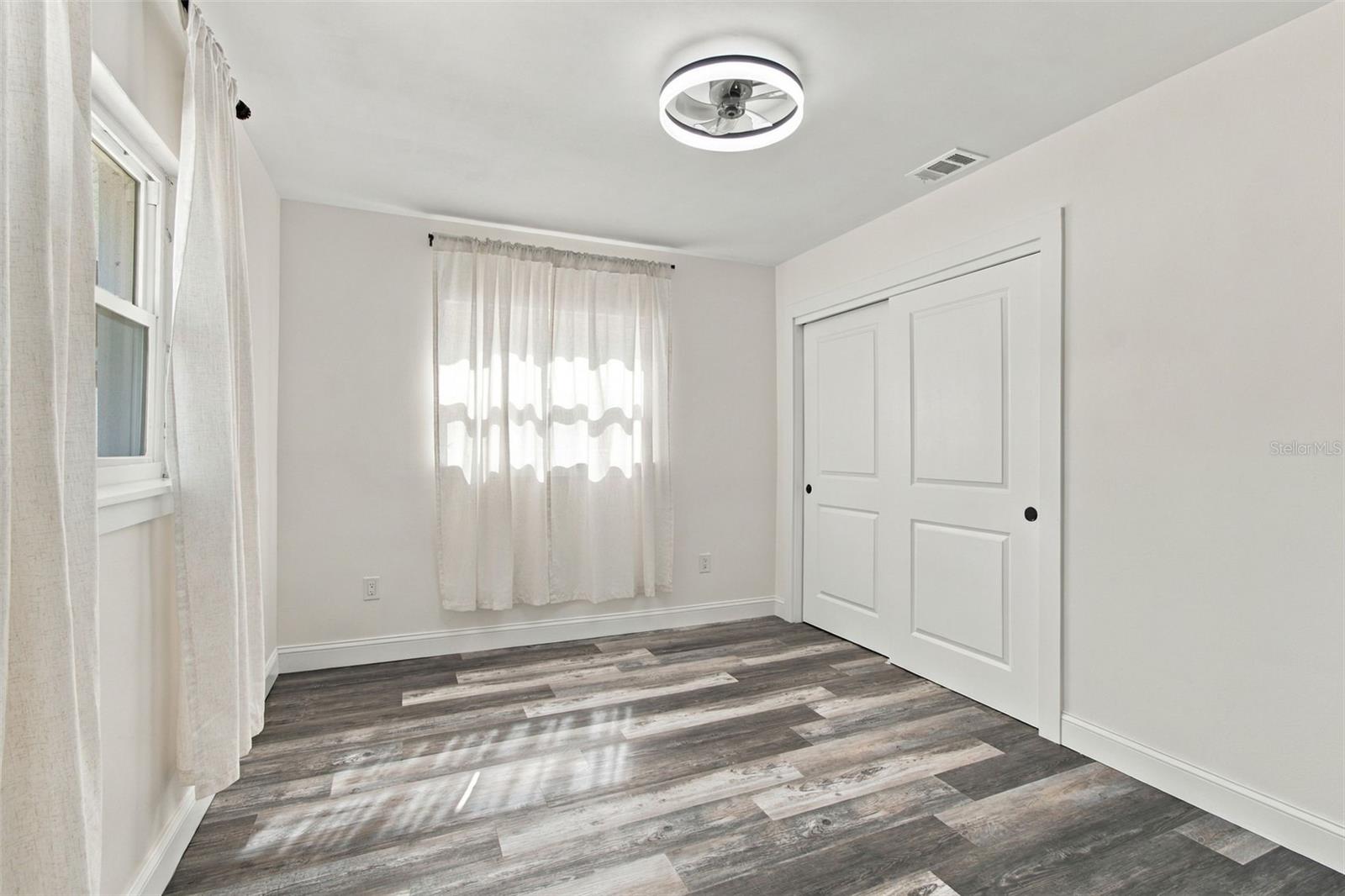 936 LYNDHURST ST — photo 33