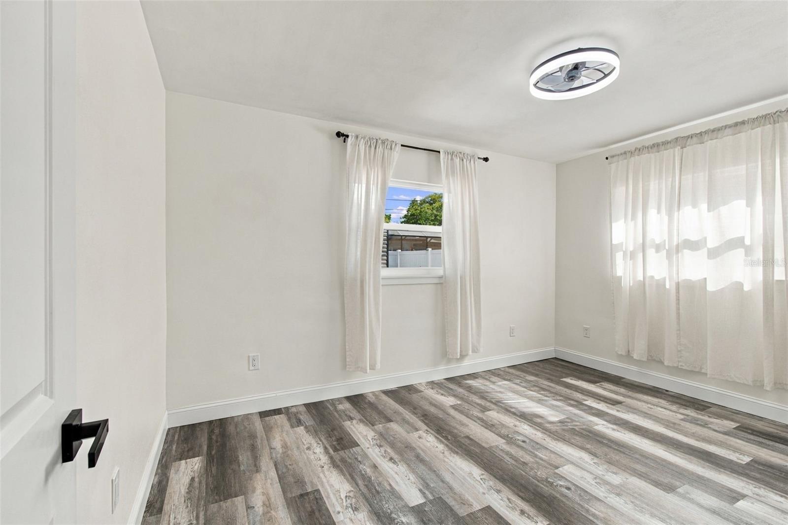 936 LYNDHURST ST — photo 32