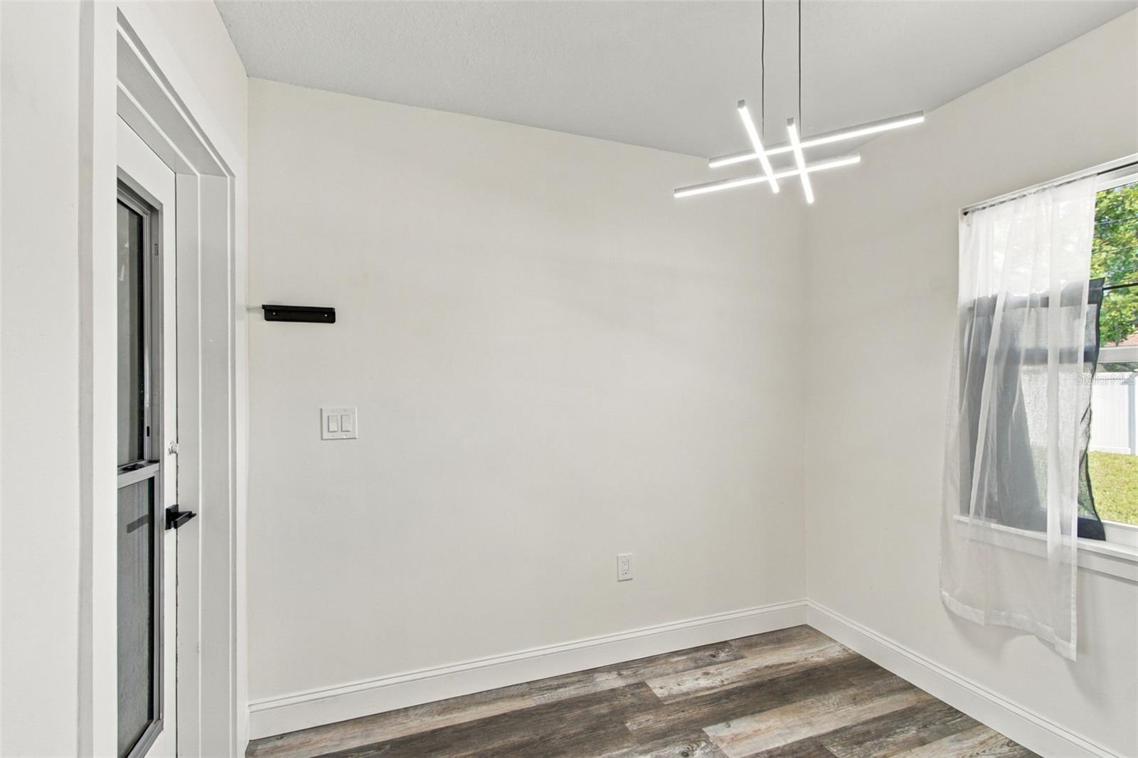 936 LYNDHURST ST — photo 21