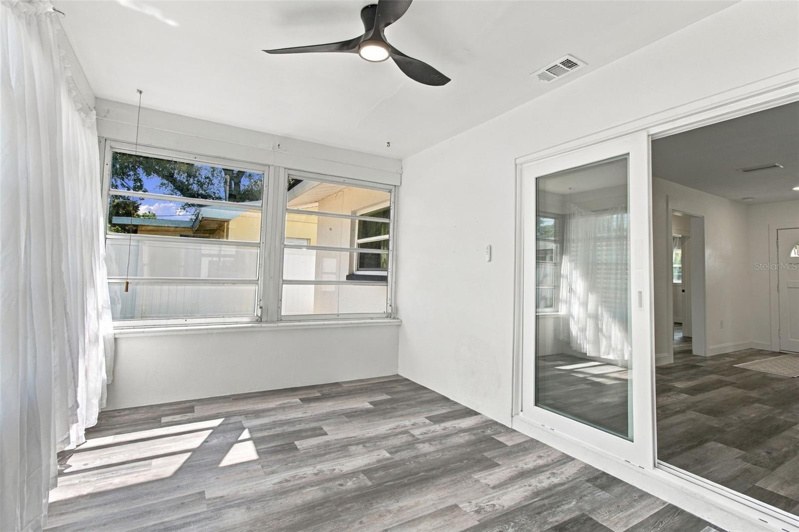 936 LYNDHURST ST — photo 30