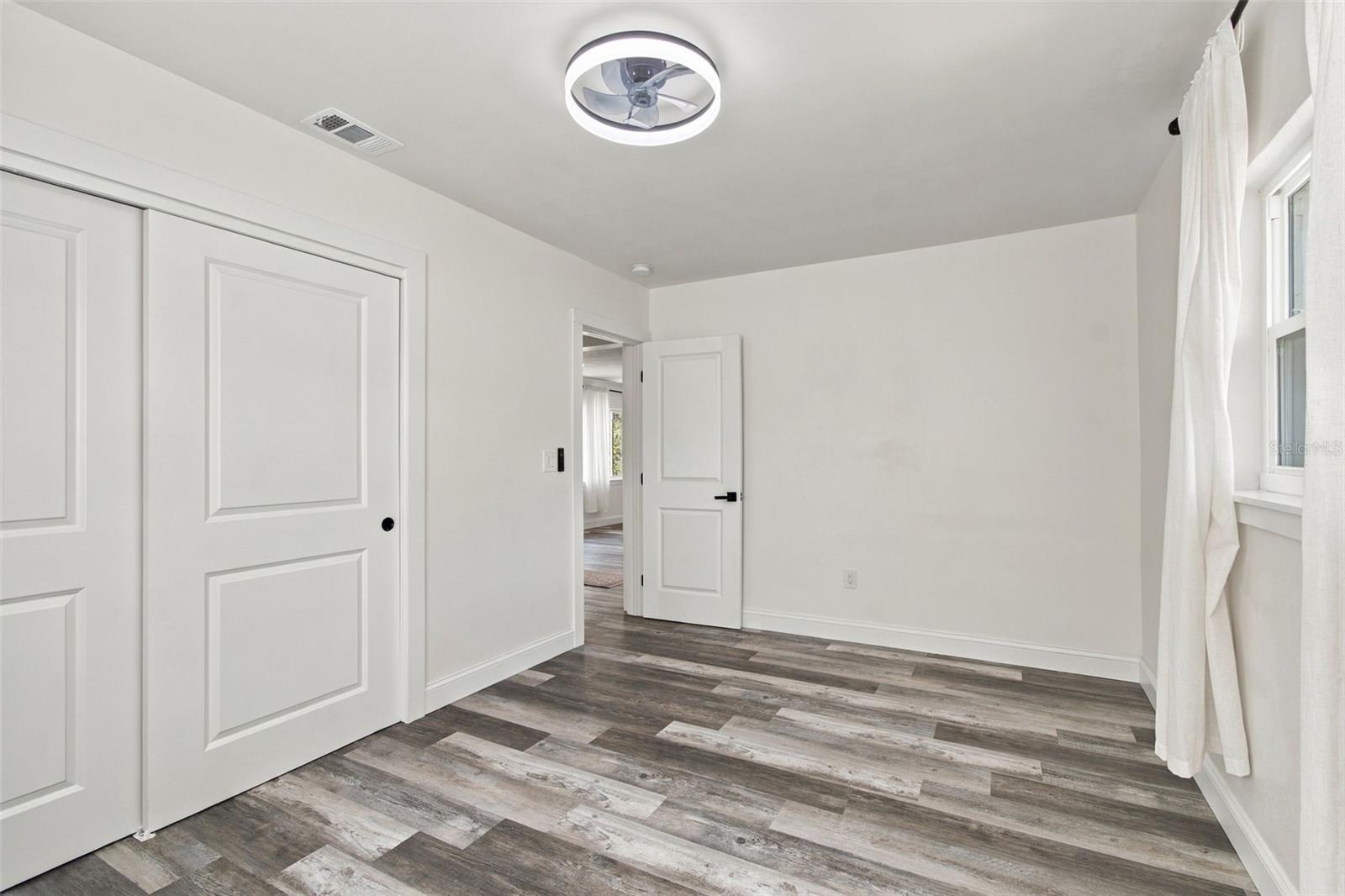936 LYNDHURST ST — photo 34