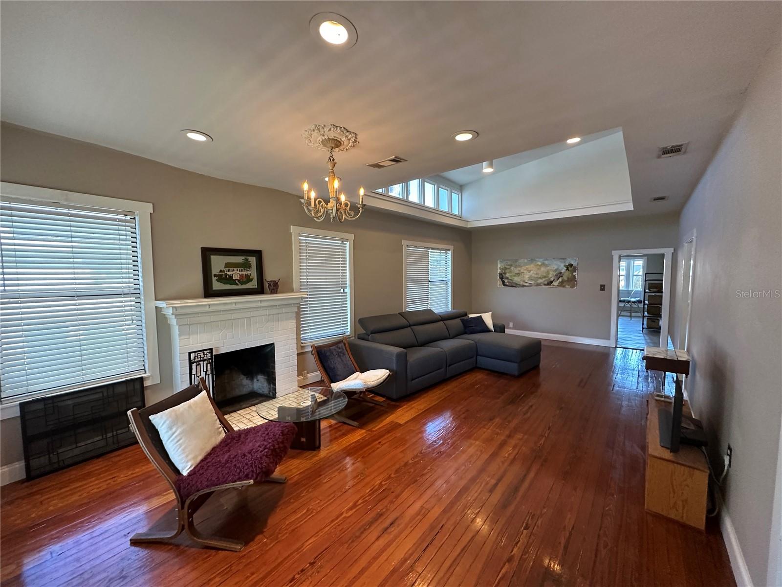 1308 E FRIERSON AVE — photo 8