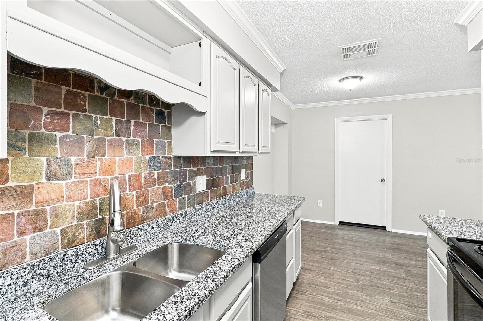 8305 AUTUMN OAK AVE — photo 9