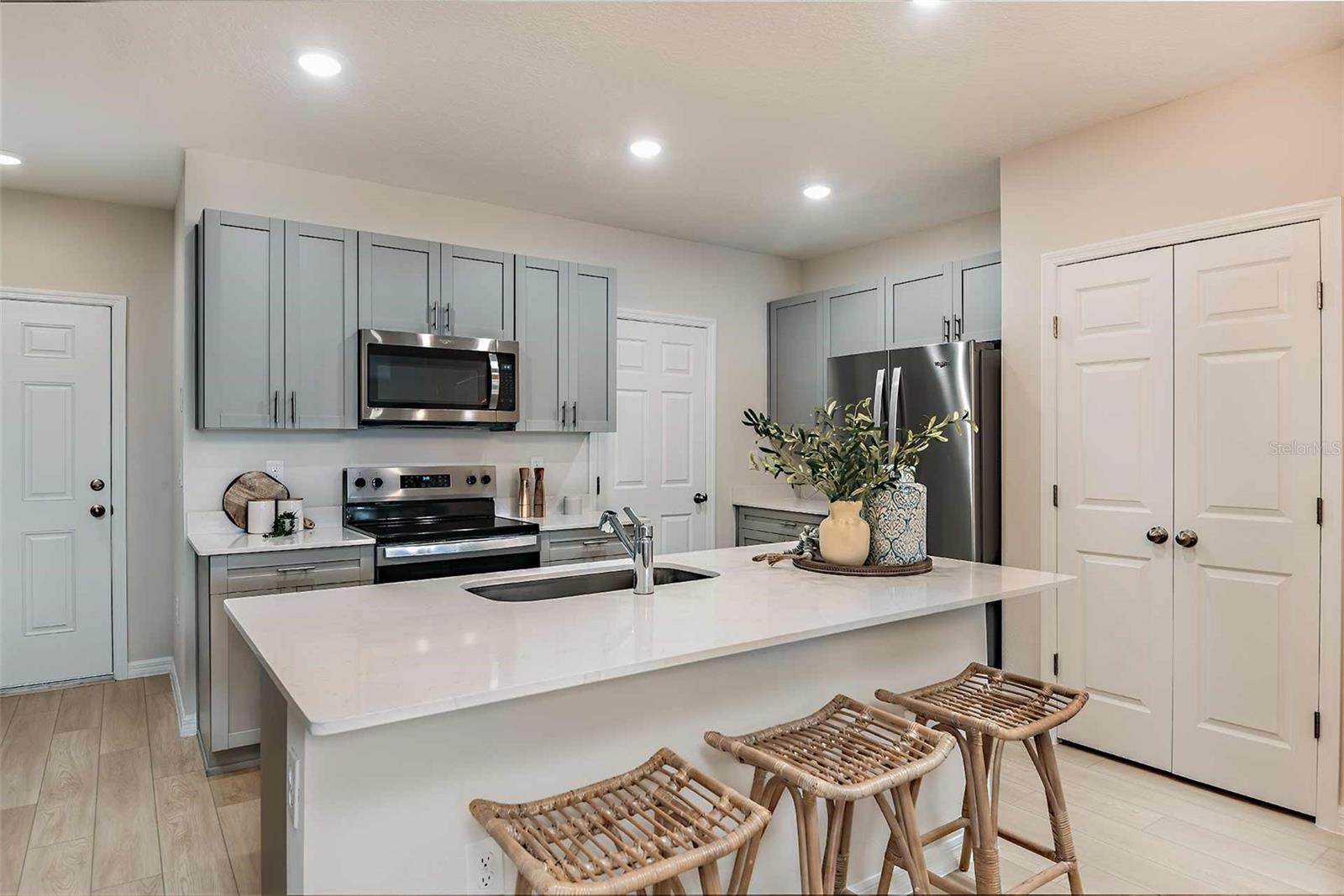 9885 PELICAN COAST DR — photo 2