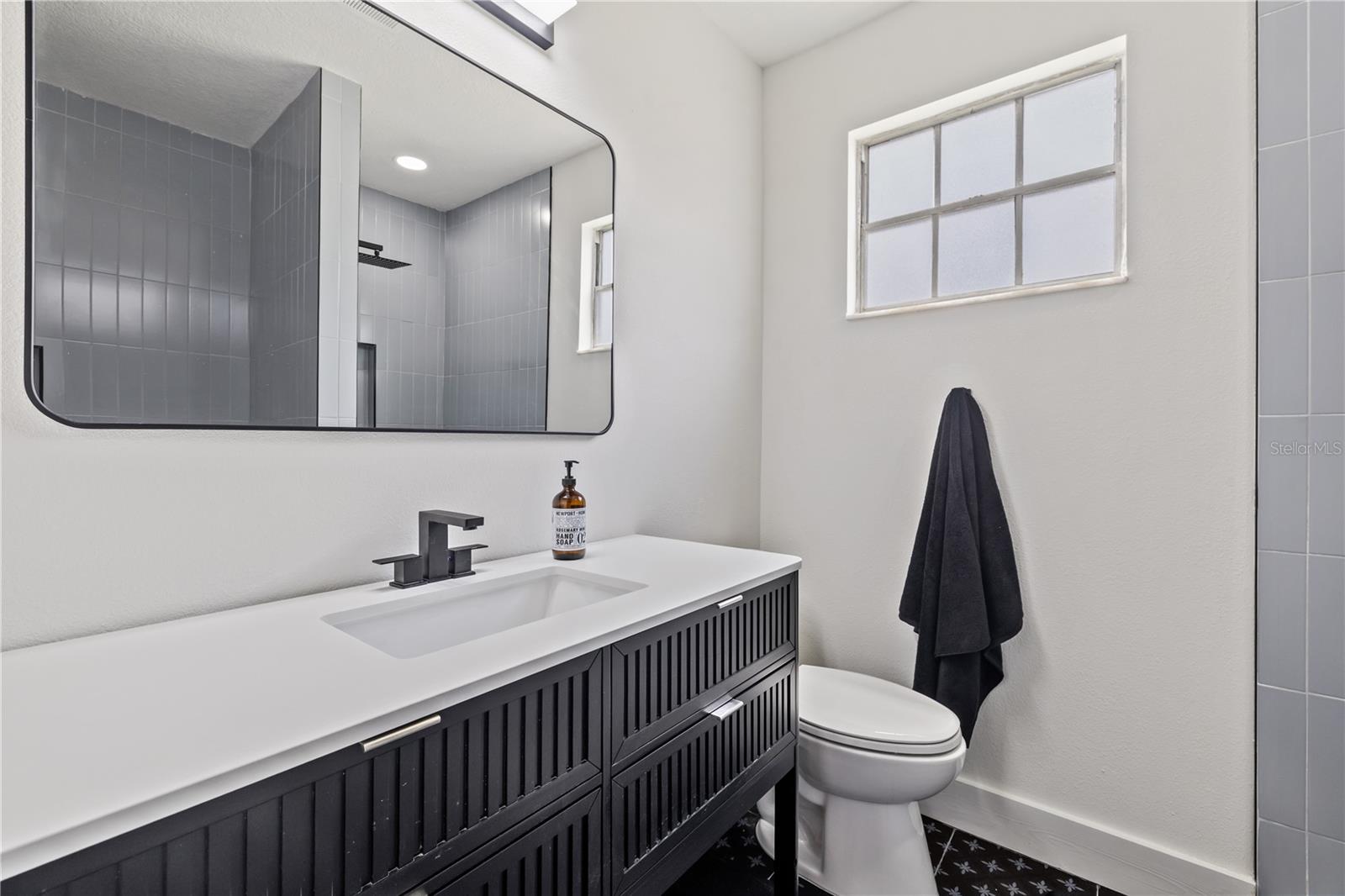2202 N GLEN AVE — photo 13