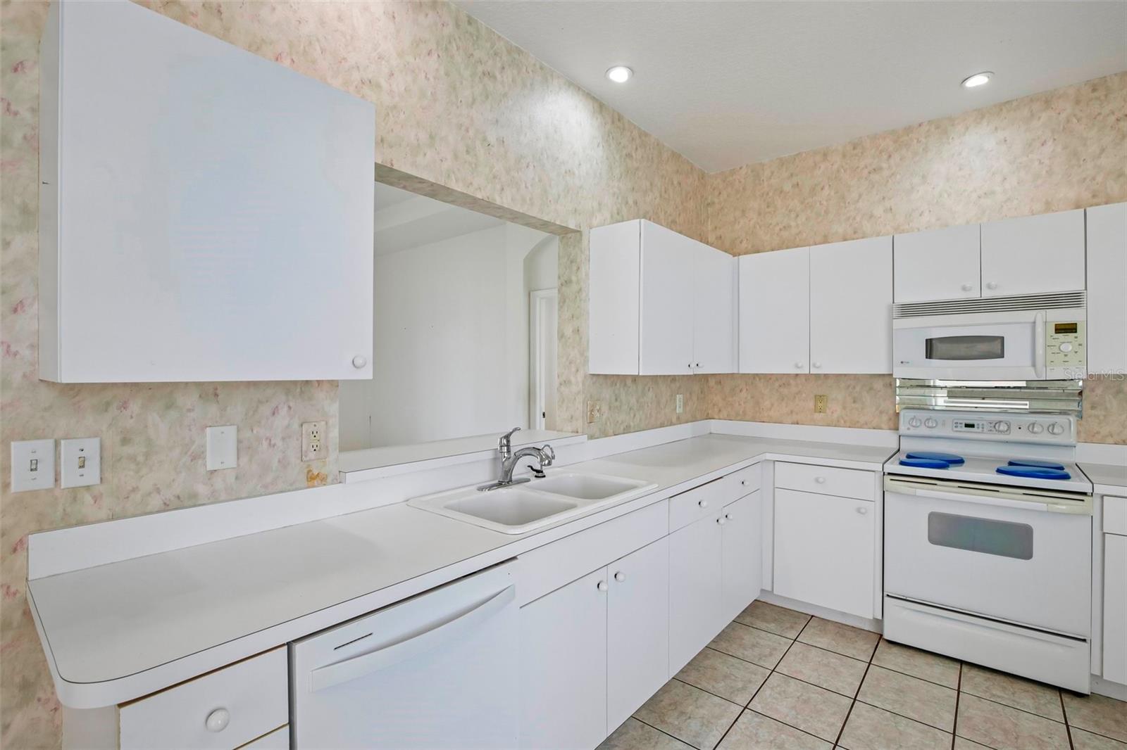 1104 VILLEROY DR — photo 8