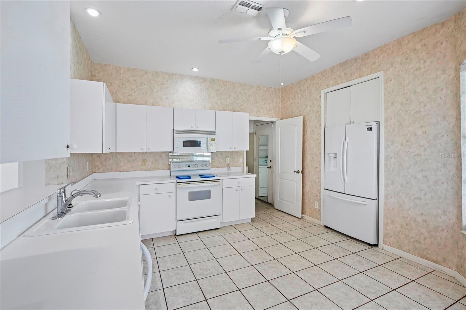 1104 VILLEROY DR — photo 5