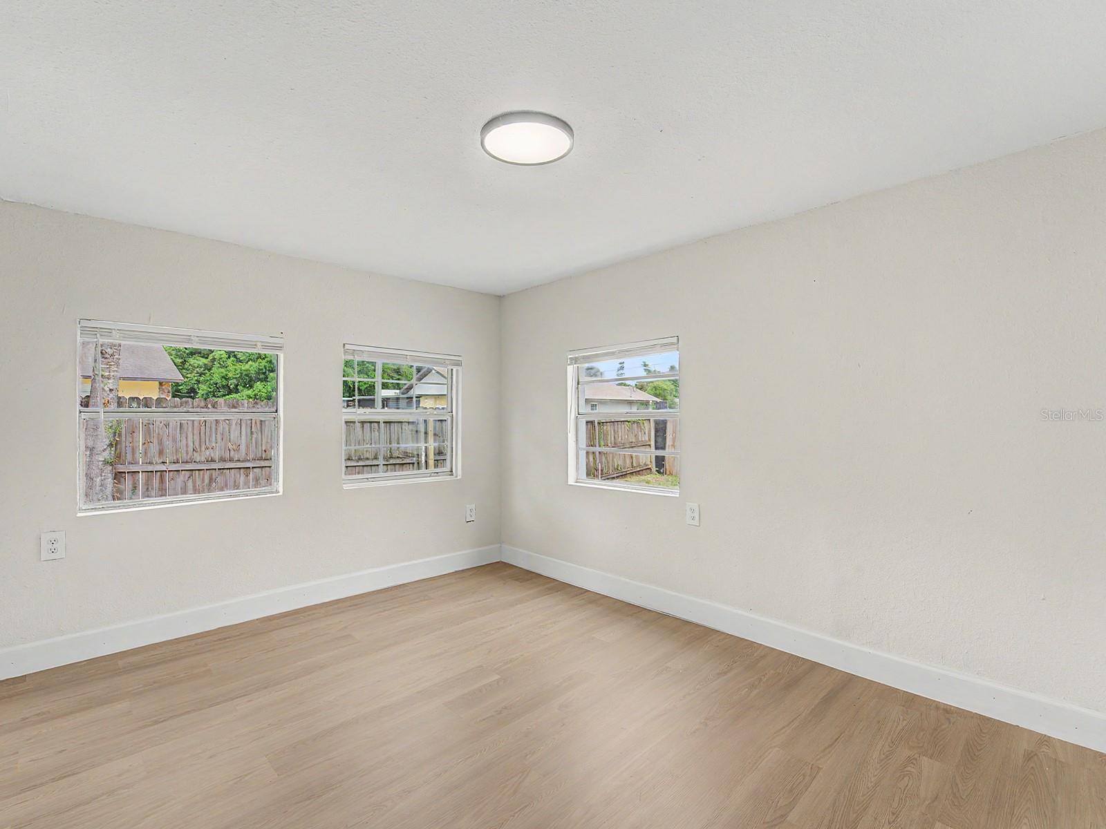 8117 N KLONDYKE ST — photo 35