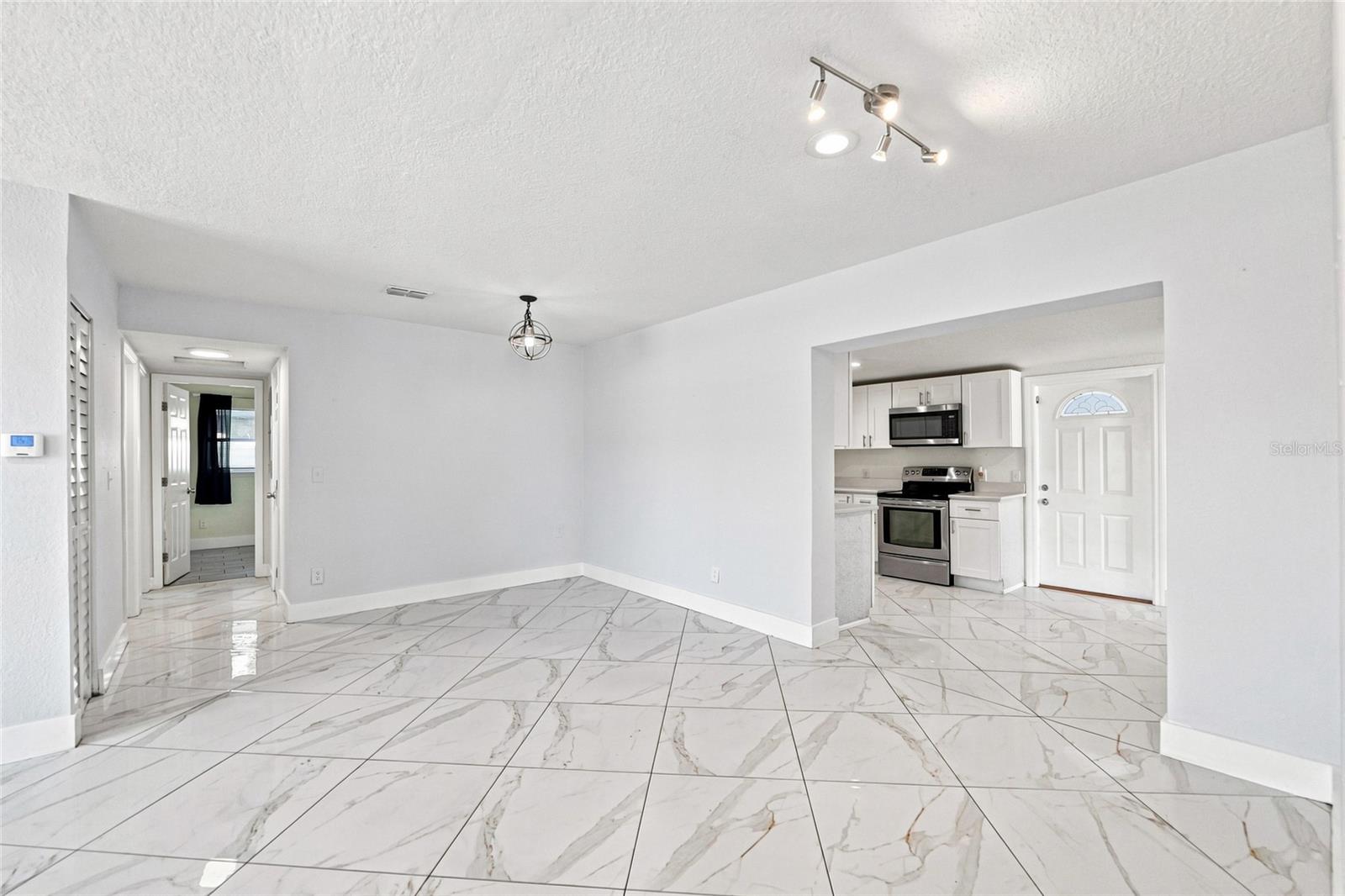 7805 WINSTON LN — photo 4