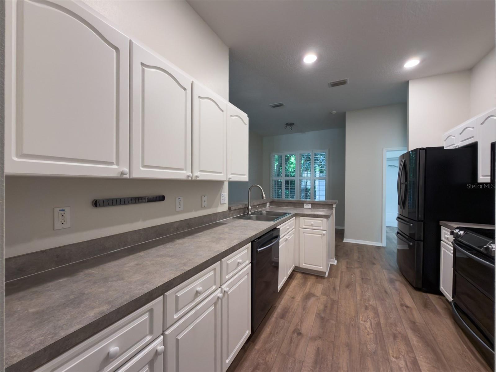 220 TAYLOR BAY LN — photo 13