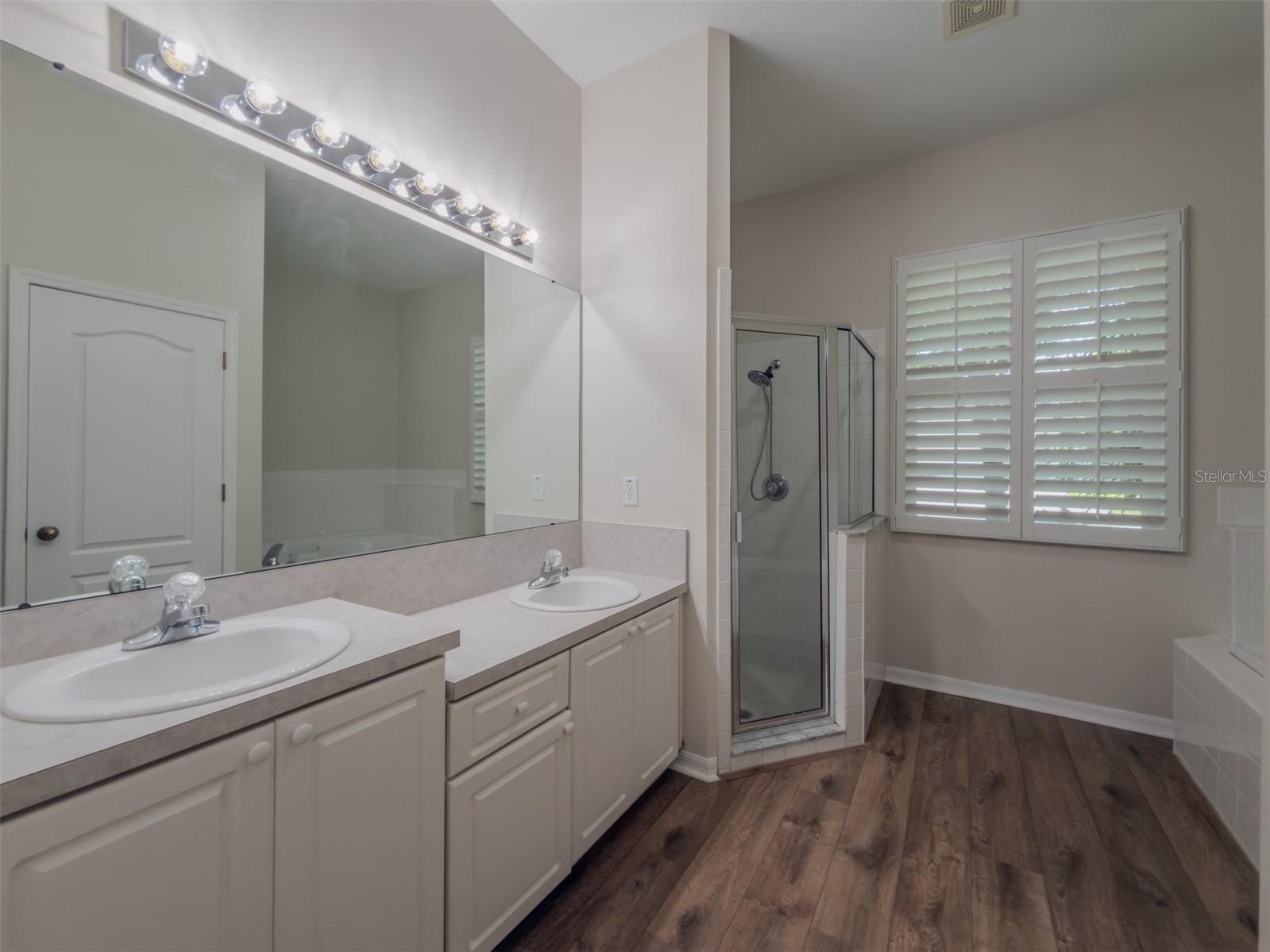 220 TAYLOR BAY LN — photo 32