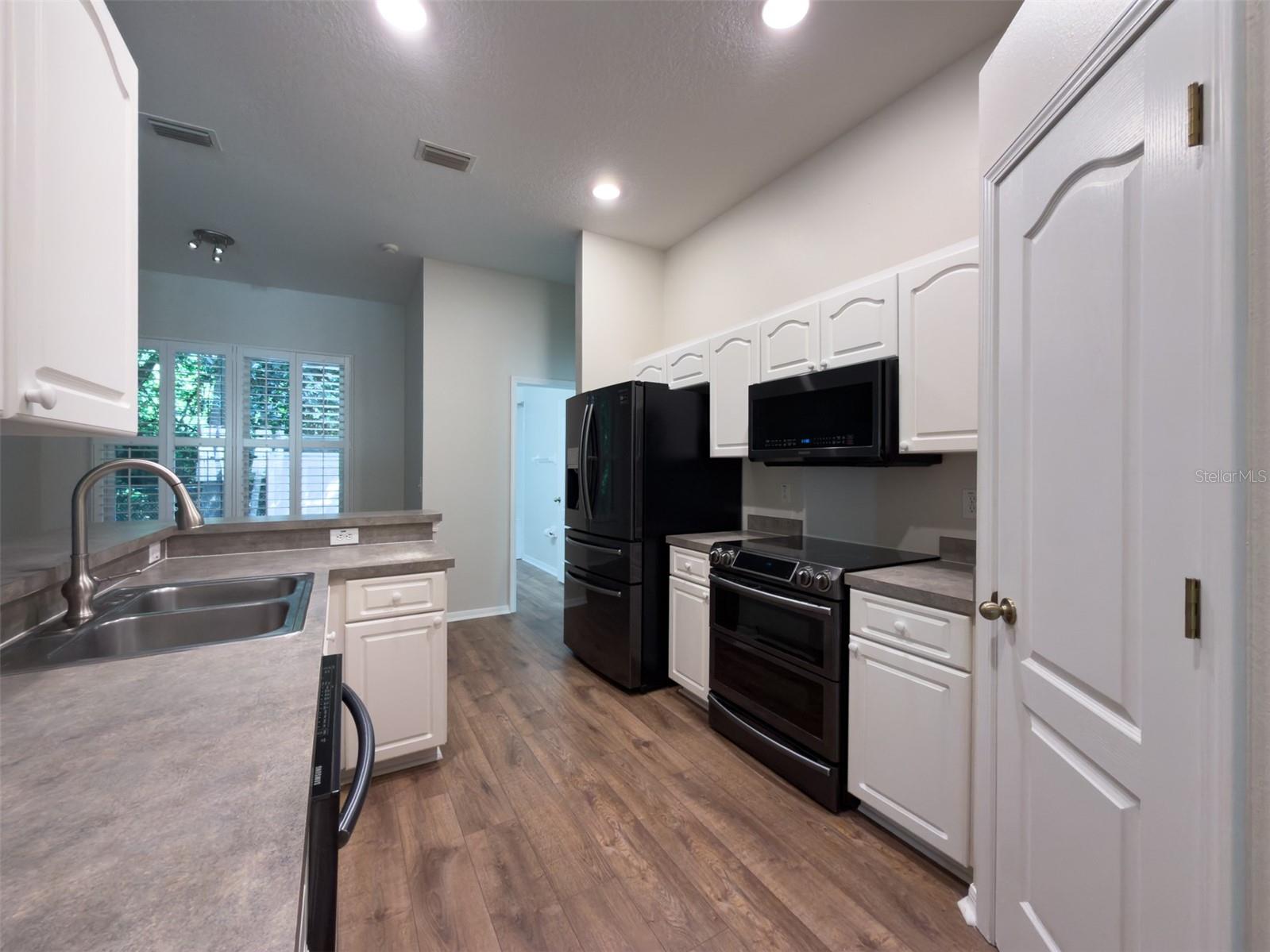220 TAYLOR BAY LN — photo 12