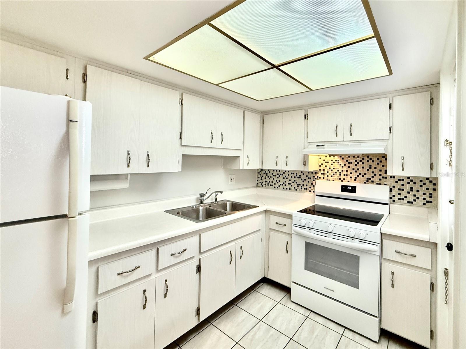 6105 CORAL WAY — photo 3
