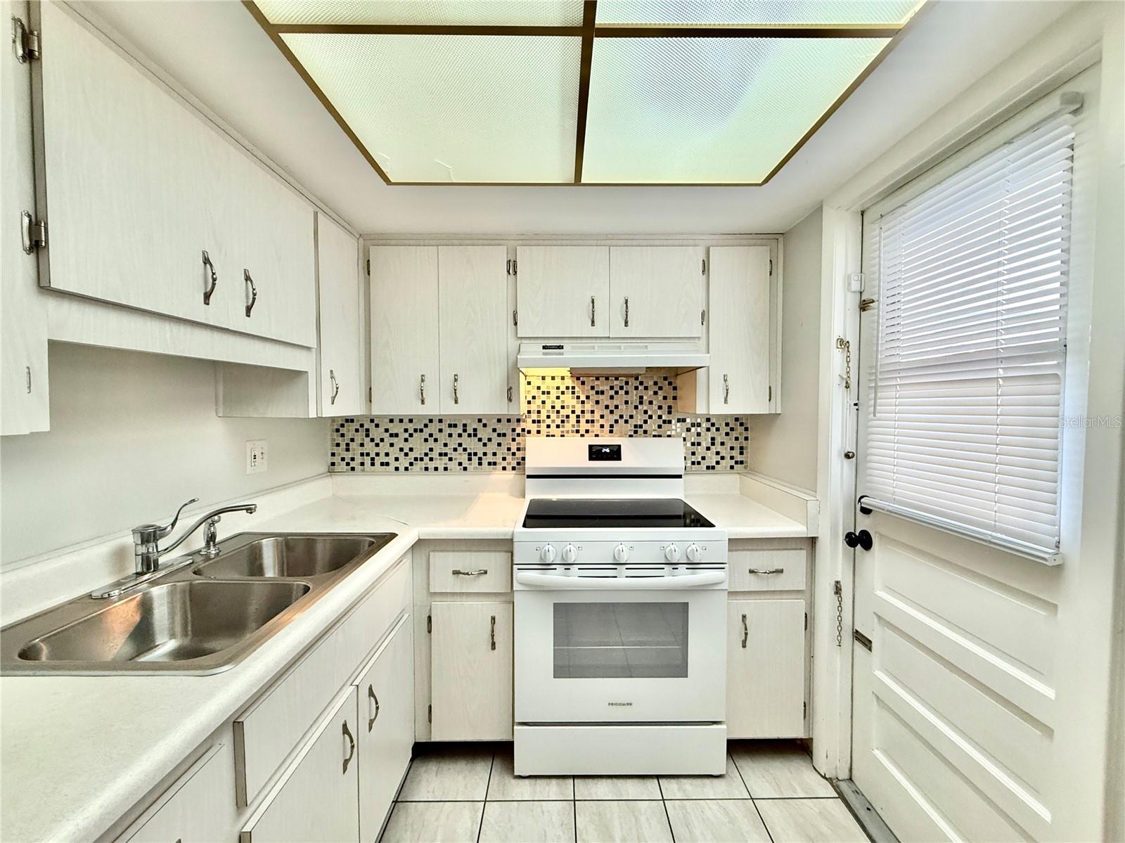 6105 CORAL WAY — photo 2