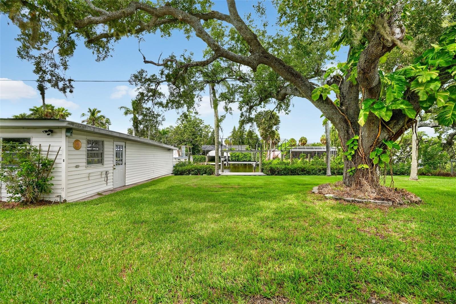 341 SHORE DR — photo 11