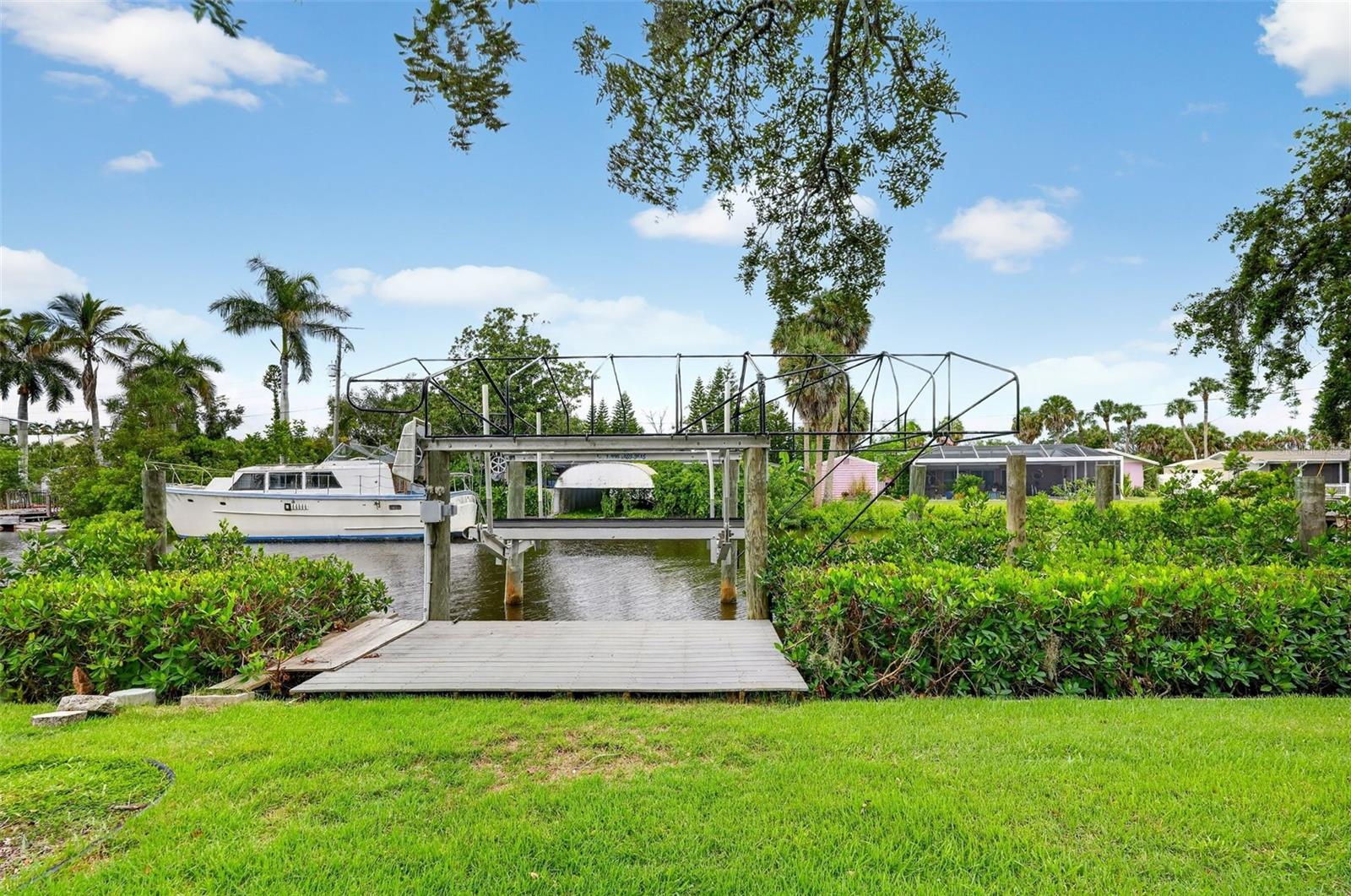 341 SHORE DR — photo 13
