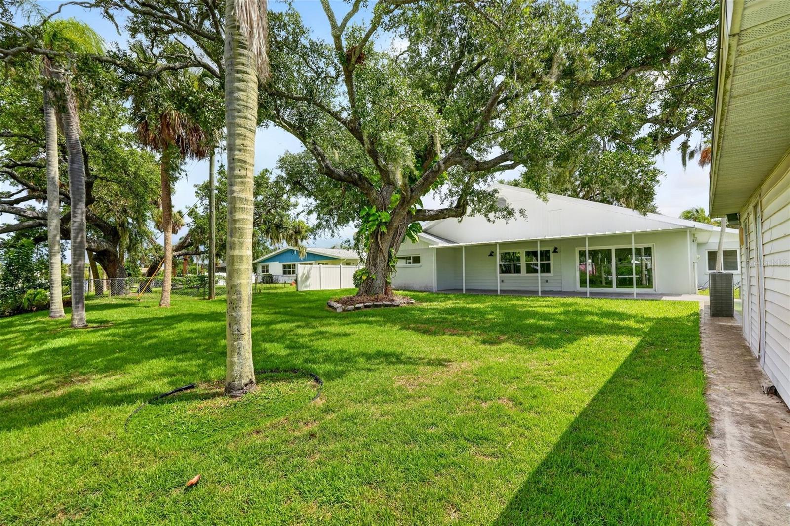 341 SHORE DR — photo 8