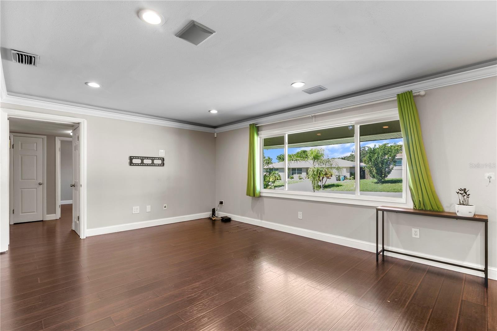 1009 WOODLEY RD — photo 4