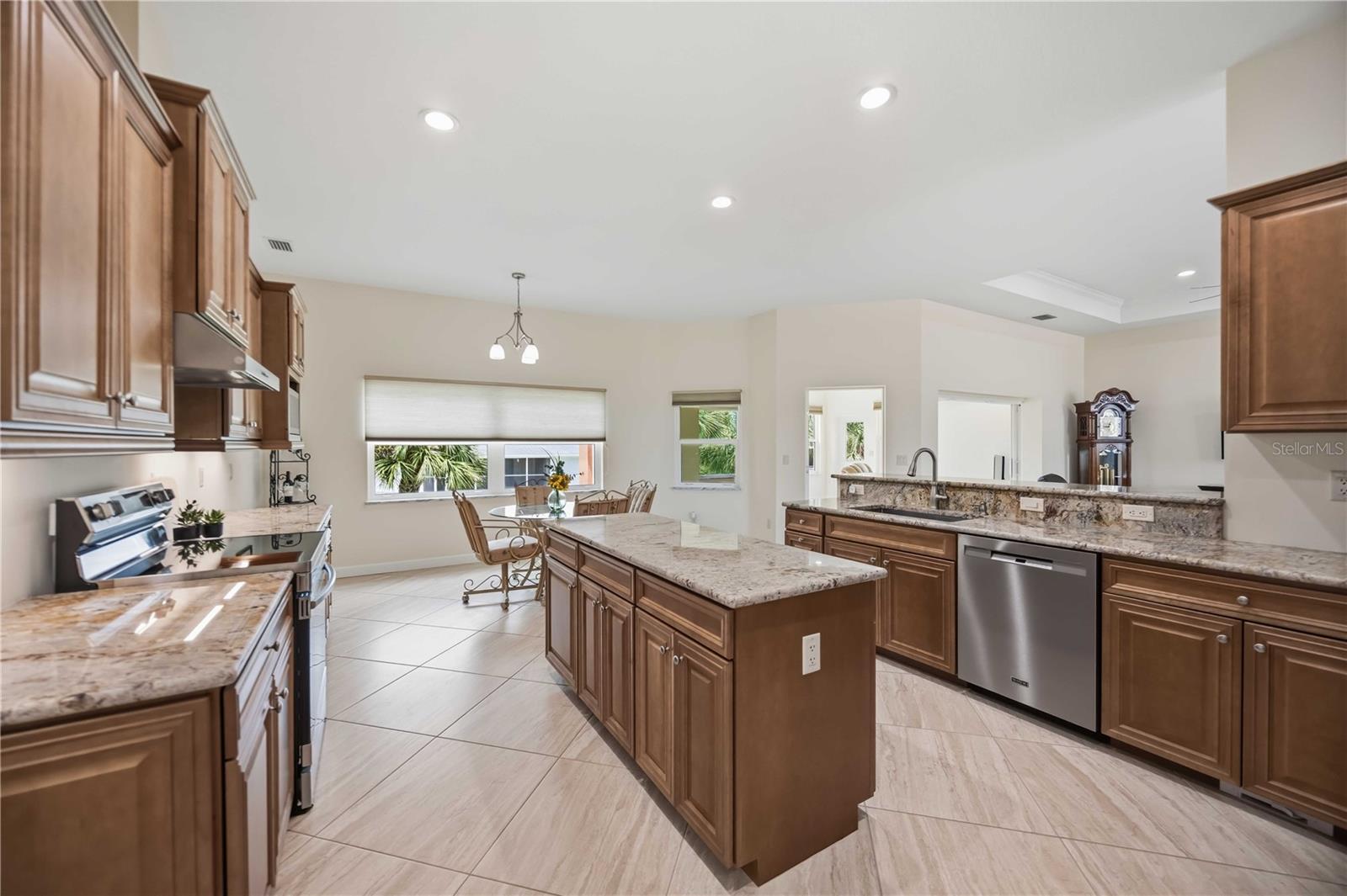 200 MONTANA AVE — photo 18