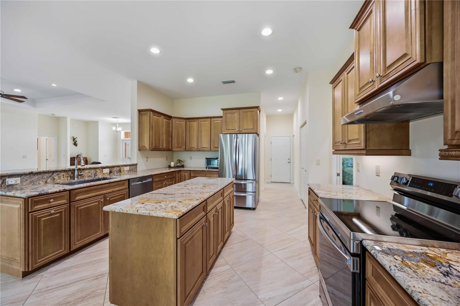 200 MONTANA AVE — photo 17
