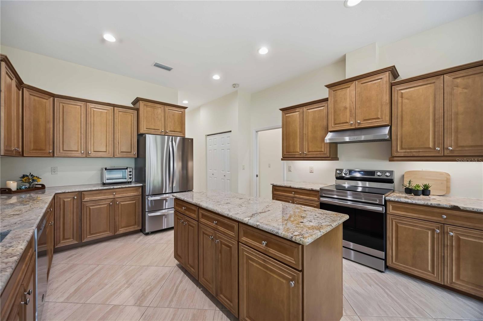 200 MONTANA AVE — photo 11