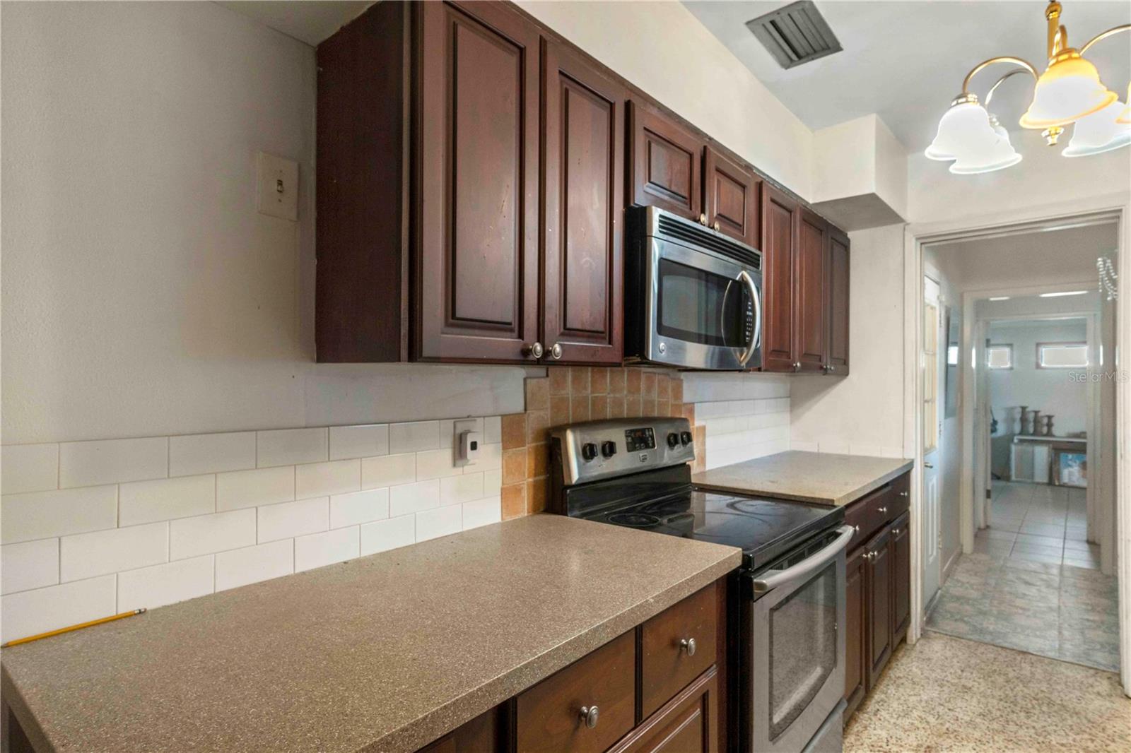 2695 S EAST AVE — photo 10