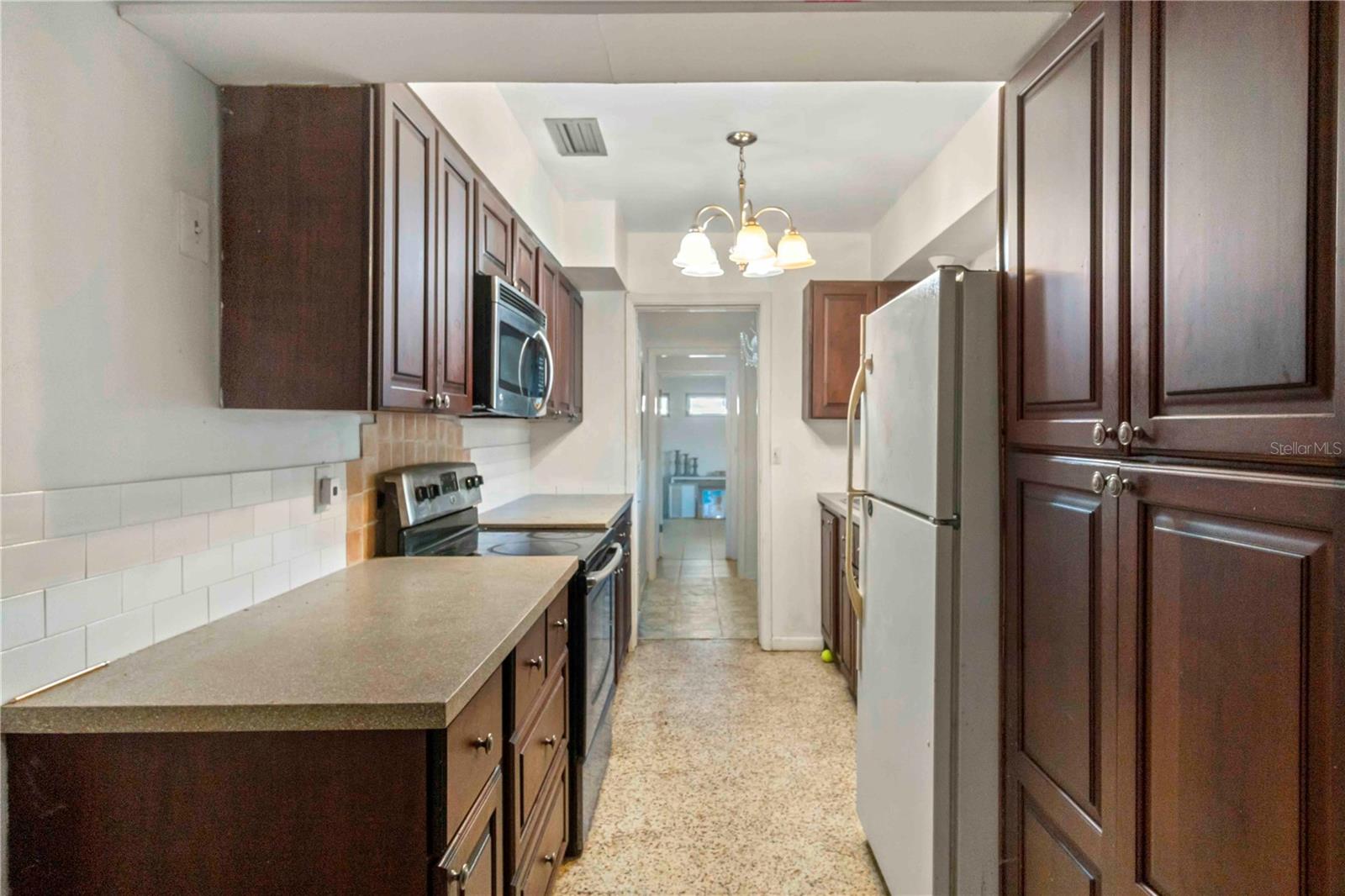 2695 S EAST AVE — photo 8